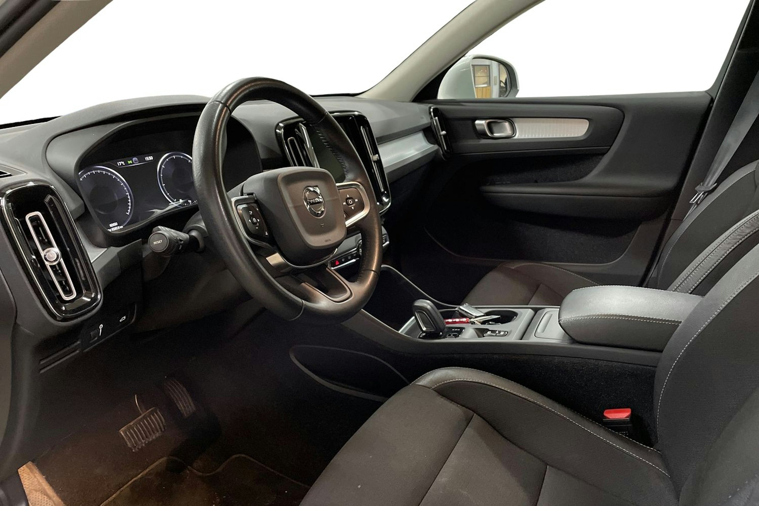 Valkoinen Volvo XC40 2020 kuva 7.