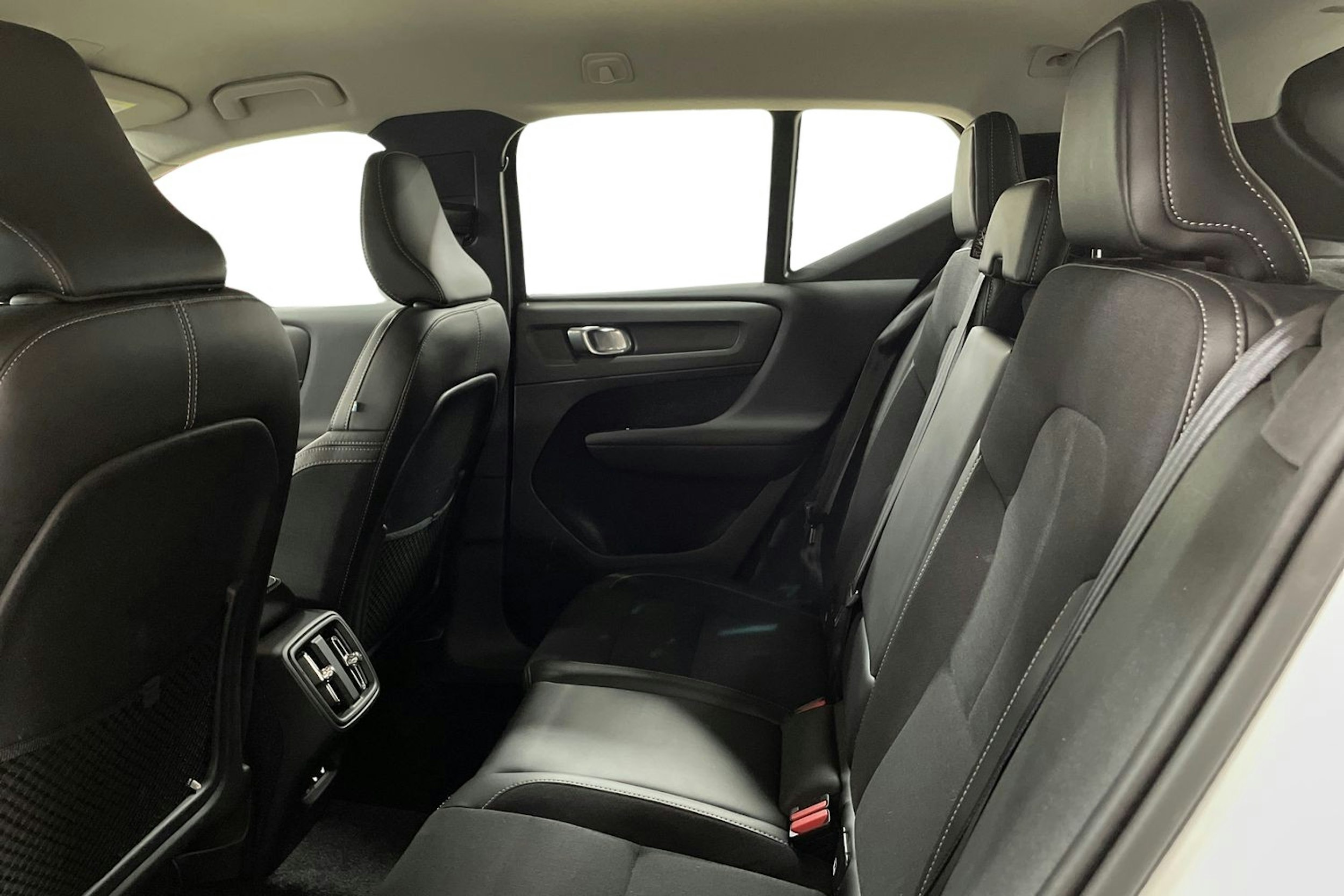 Valkoinen Volvo XC40 2020 kuva 10.