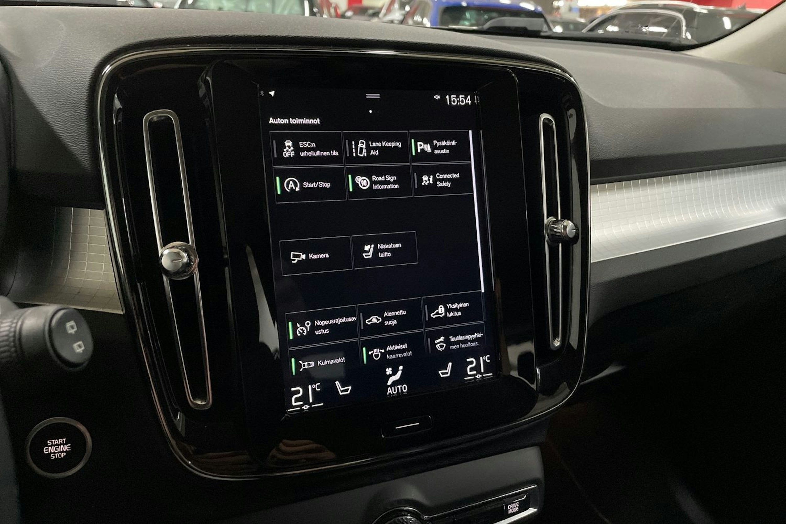 Valkoinen Volvo XC40 2020 kuva 18.