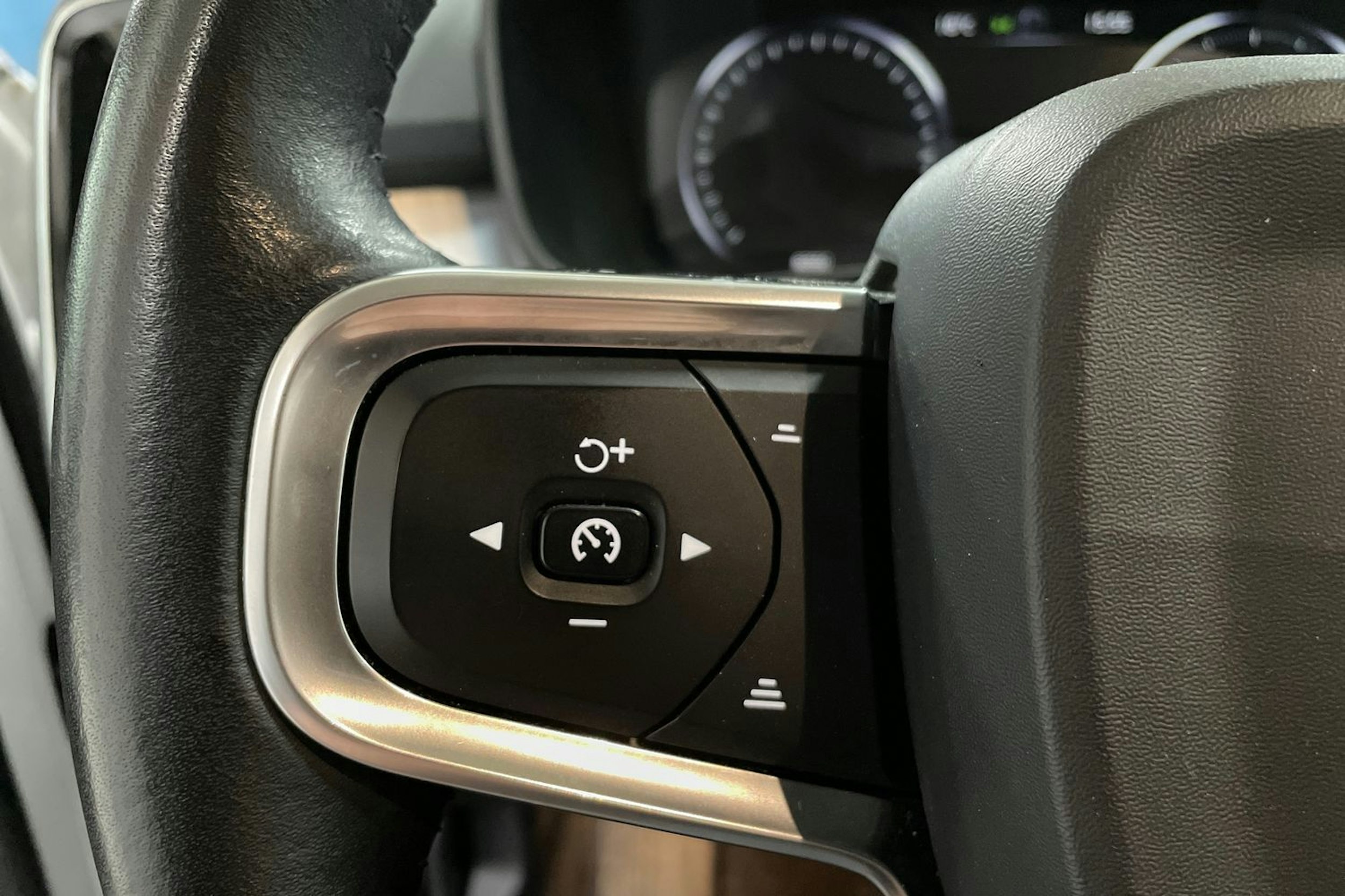 Valkoinen Volvo XC40 2020 kuva 21.