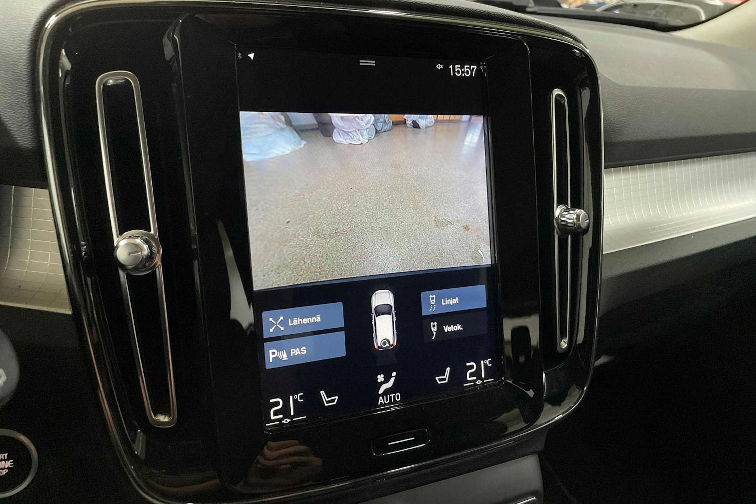 Valkoinen Volvo XC40 2020 kuva 23.