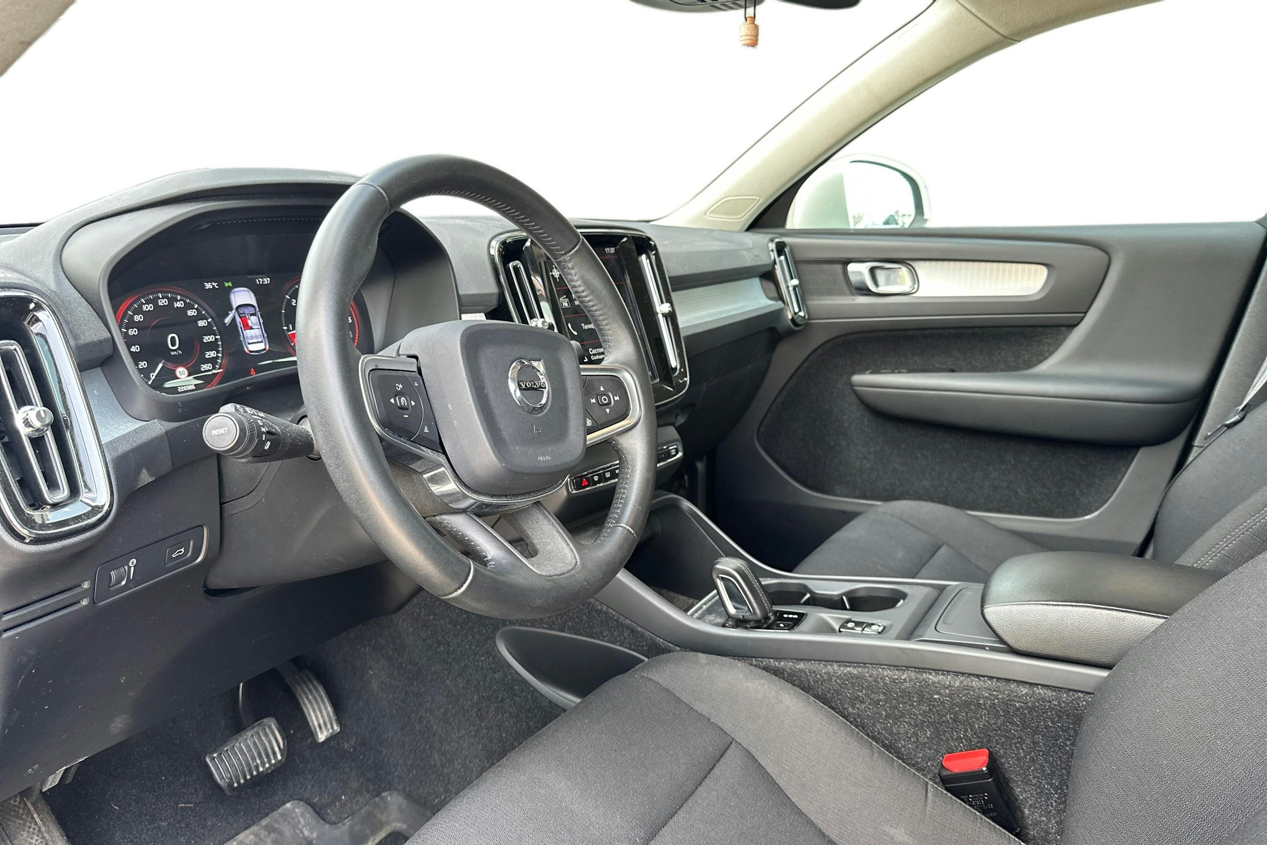 valkoinen Volvo XC40 2019 kuva 3.