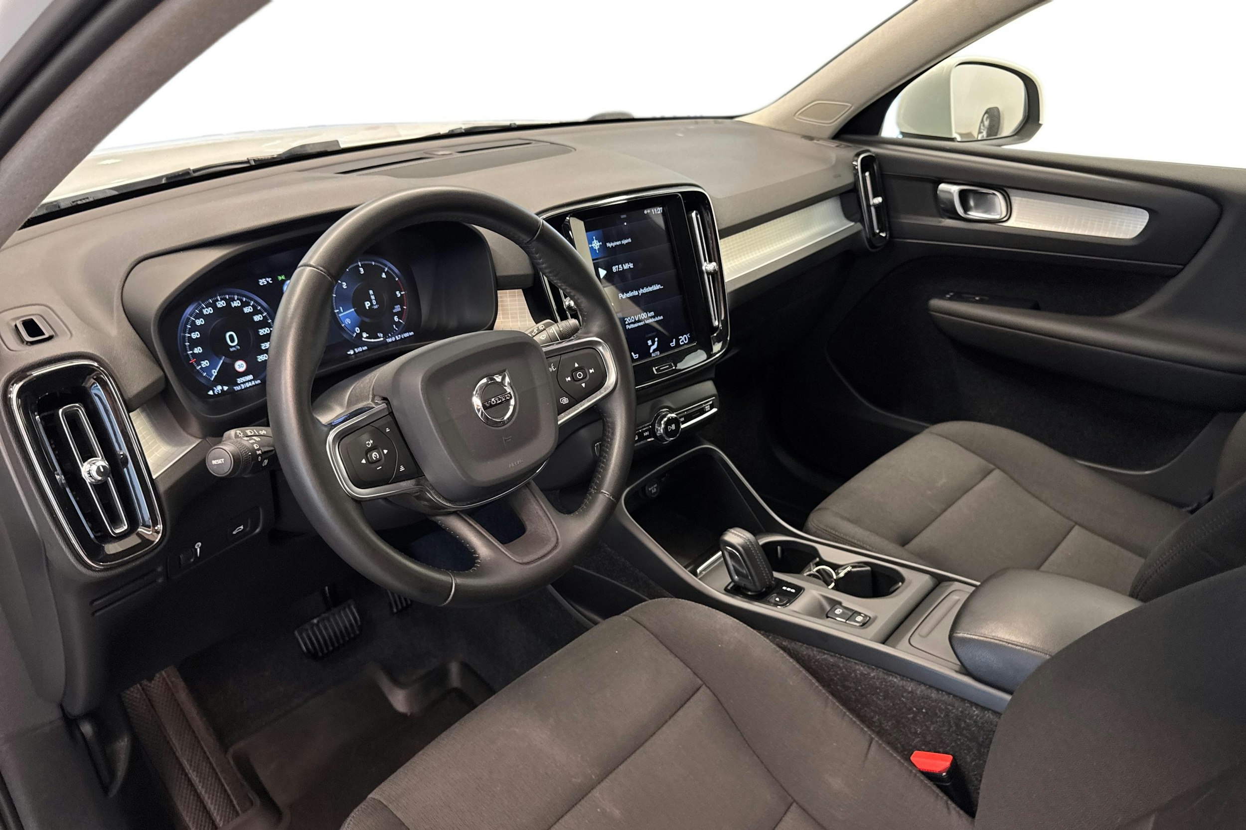 valkoinen Volvo XC40 2019 kuva 6.