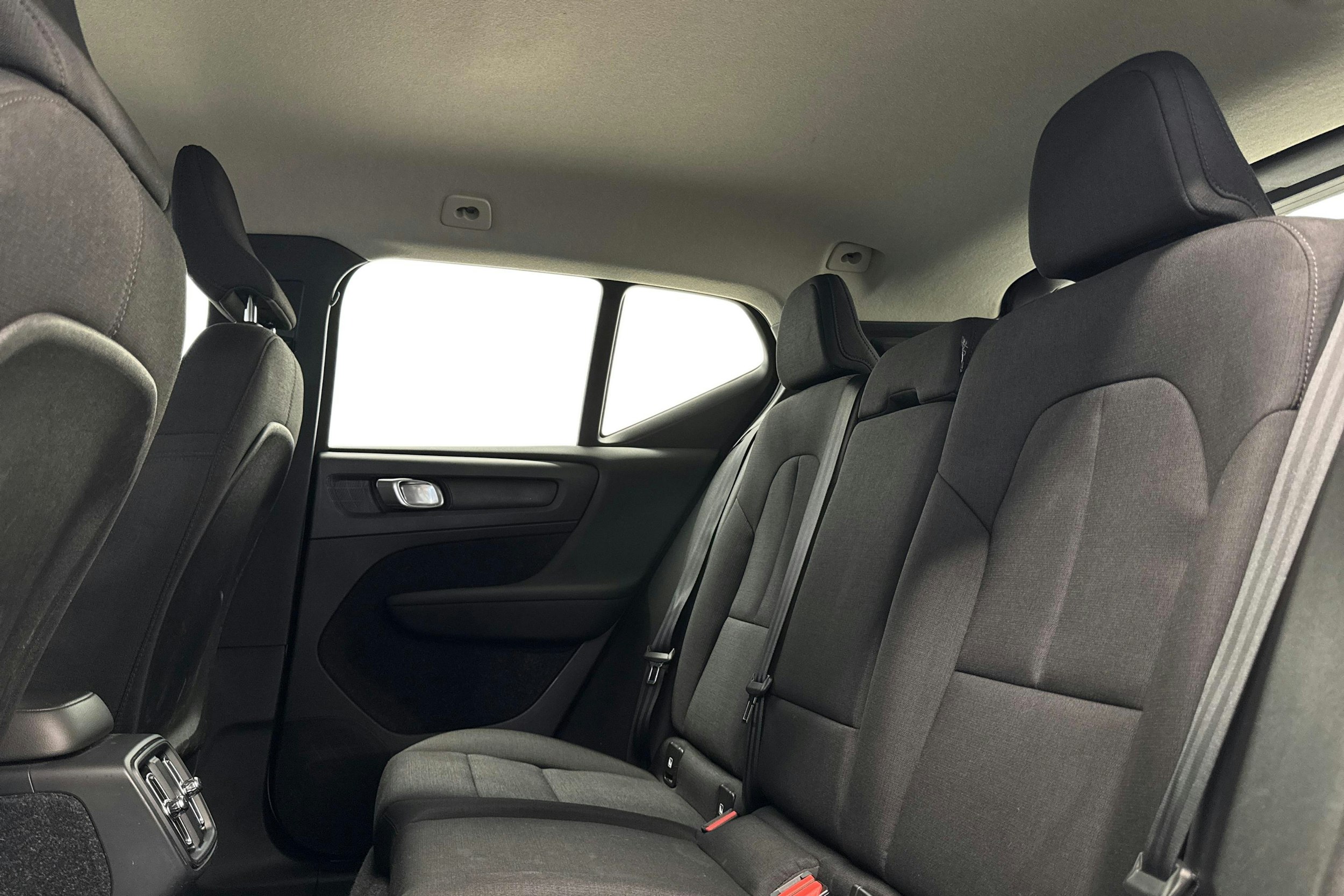 valkoinen Volvo XC40 2019 kuva 8.