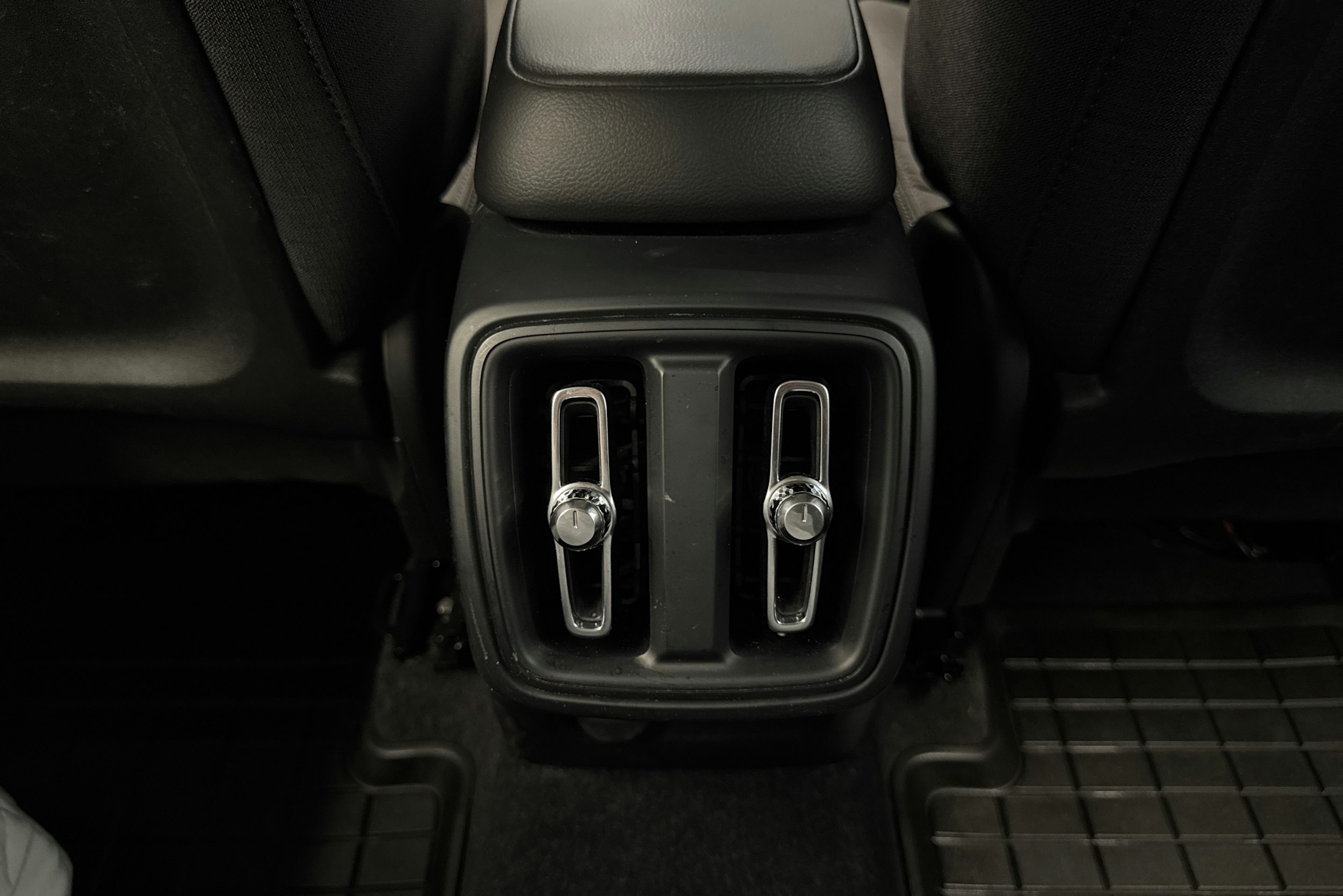 valkoinen Volvo XC40 2019 kuva 13.