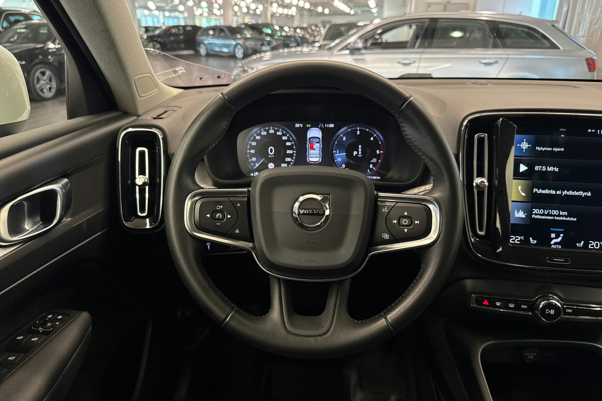 valkoinen Volvo XC40 2019 kuva 15.