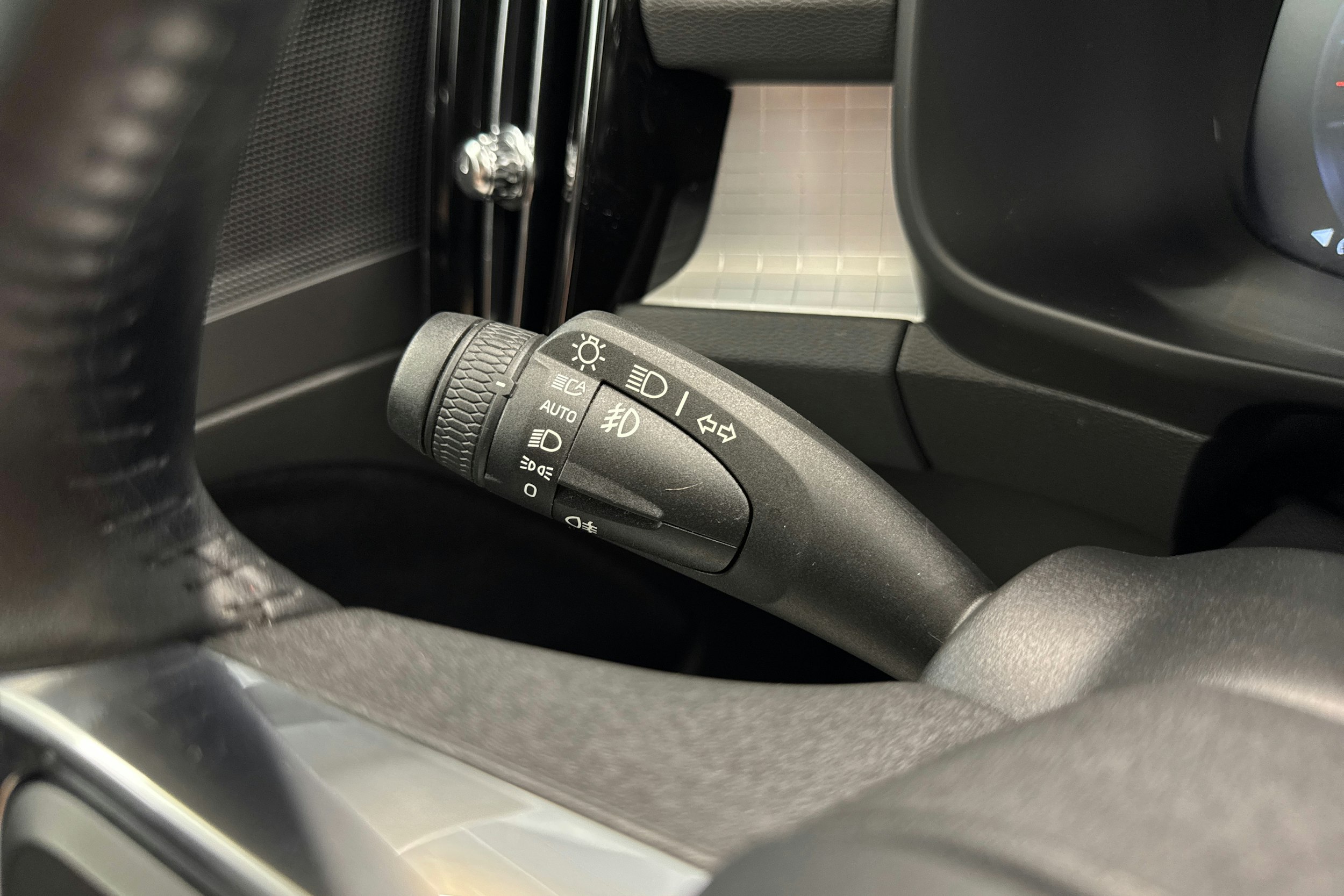 valkoinen Volvo XC40 2019 kuva 21.
