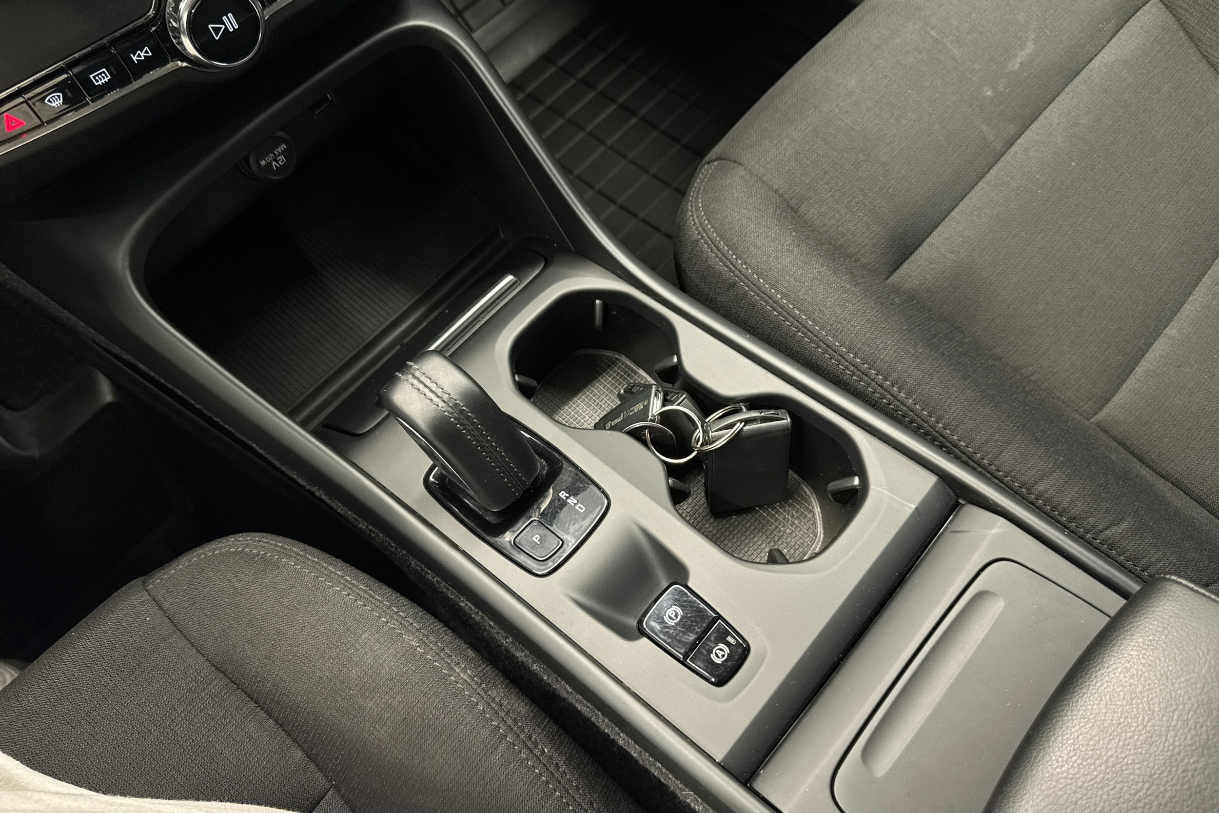 valkoinen Volvo XC40 2019 kuva 23.