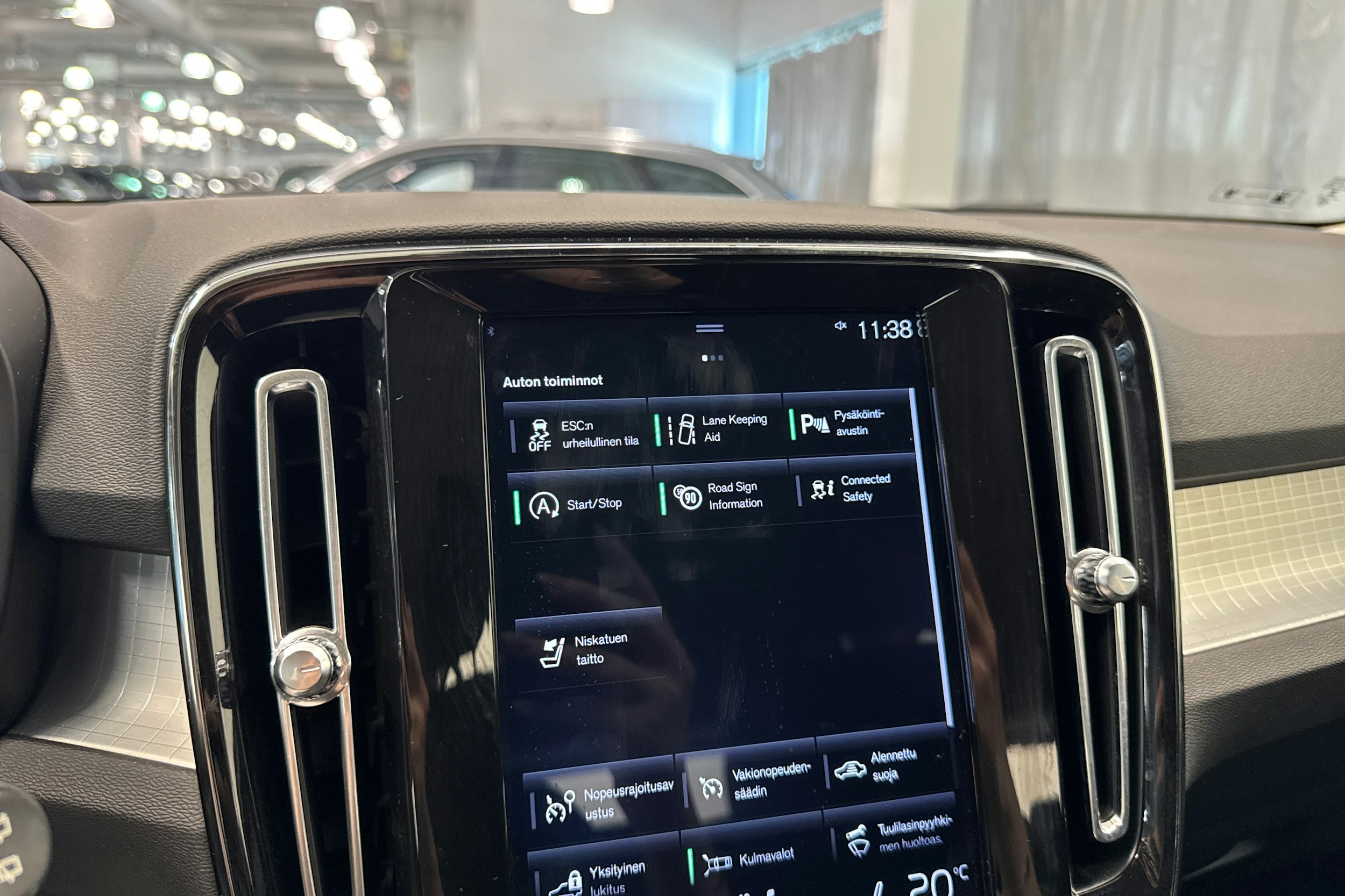 valkoinen Volvo XC40 2019 kuva 29.