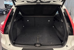 valkoinen Volvo XC40 2019 kuva 33.