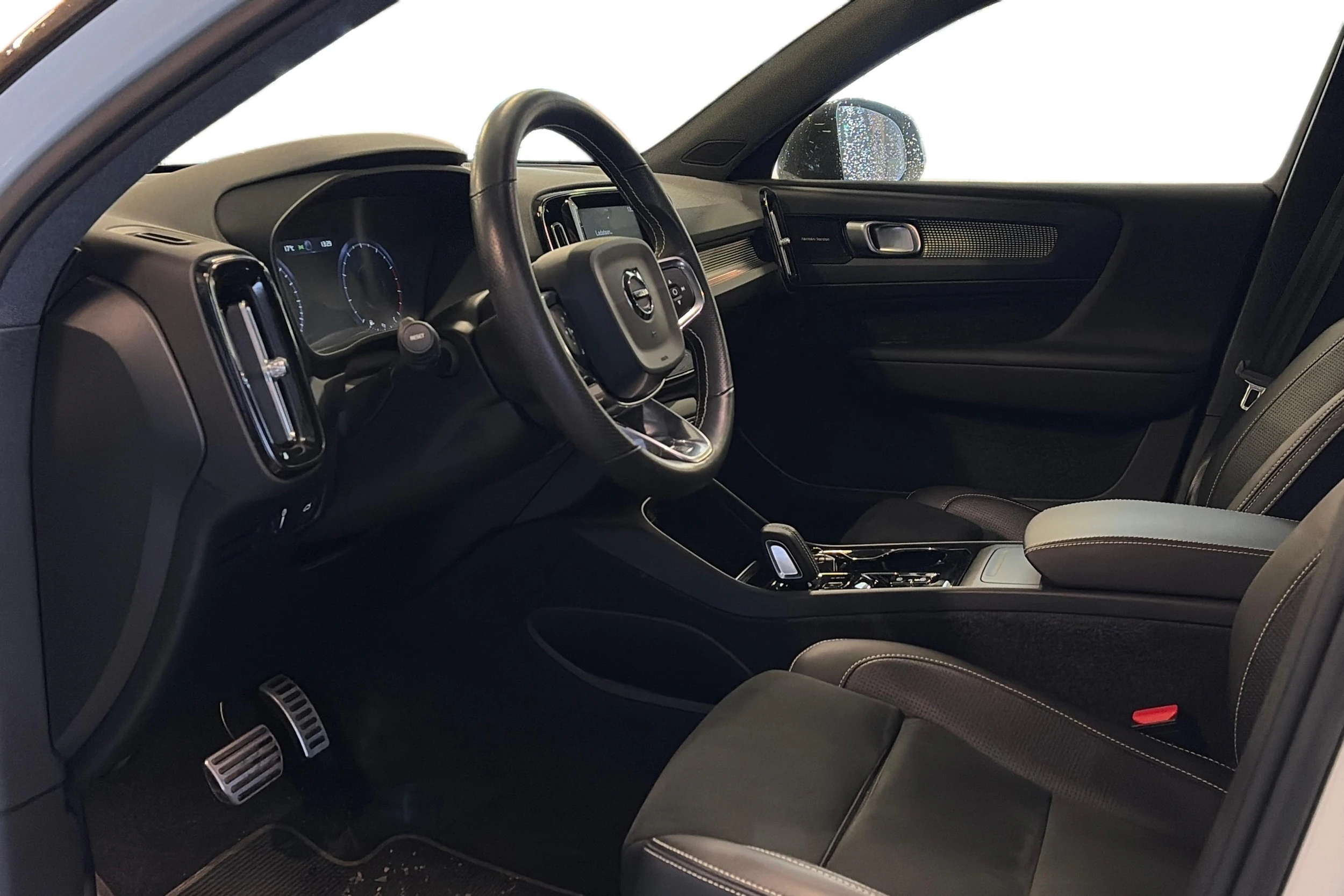 valkoinen Volvo XC40 2019 kuva 3.