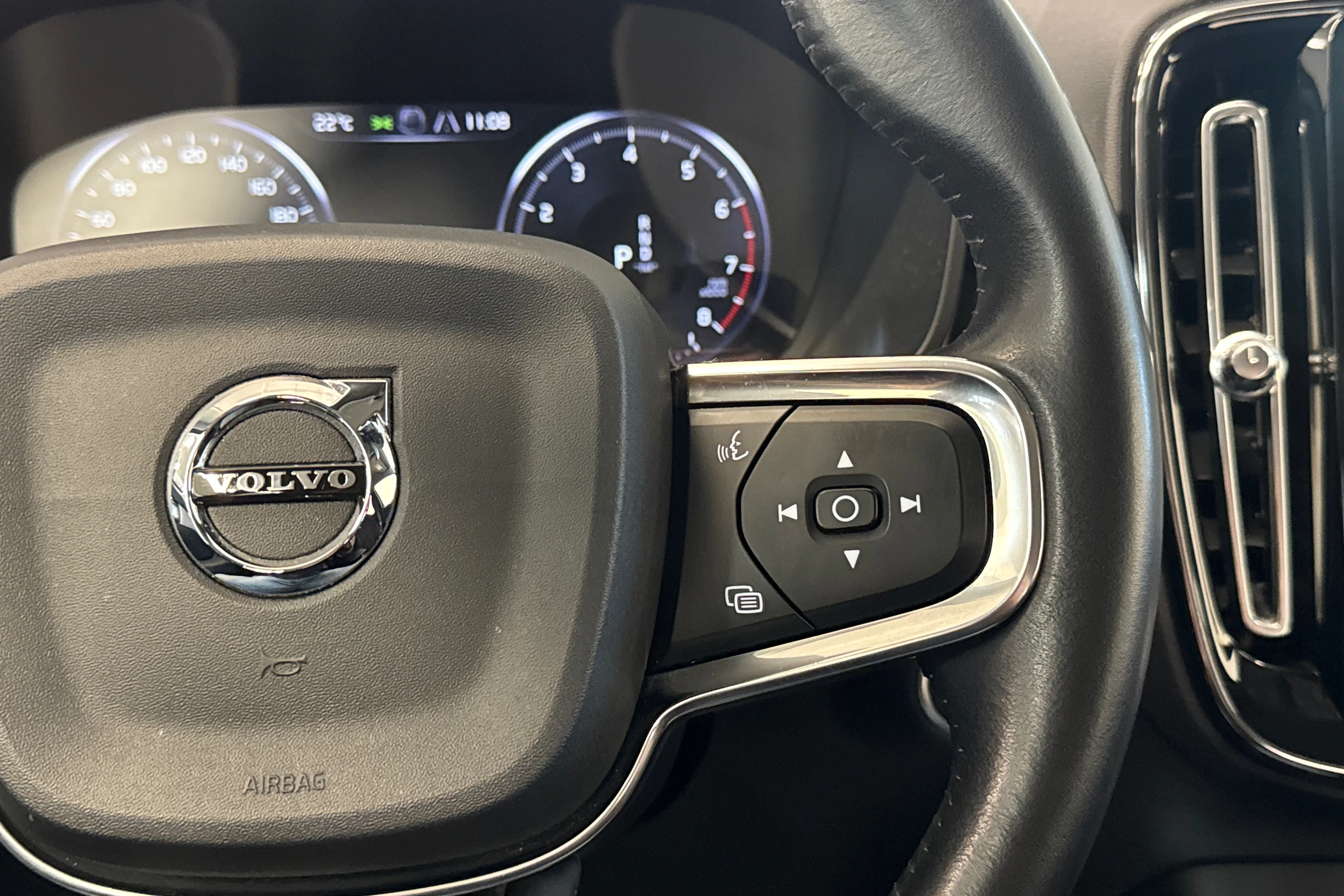 harmaa Volvo XC40 2019 kuva 18.