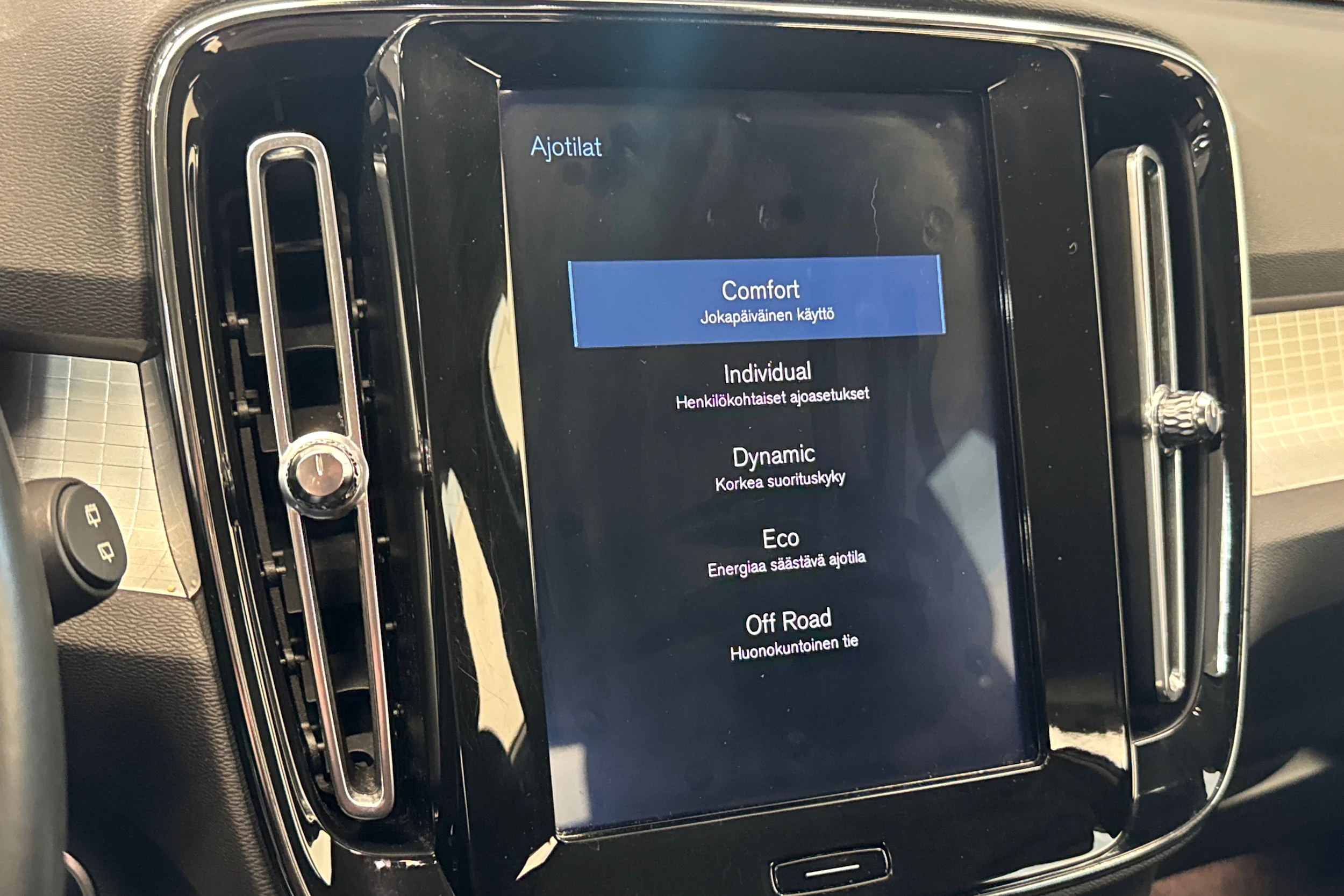 harmaa Volvo XC40 2019 kuva 24.