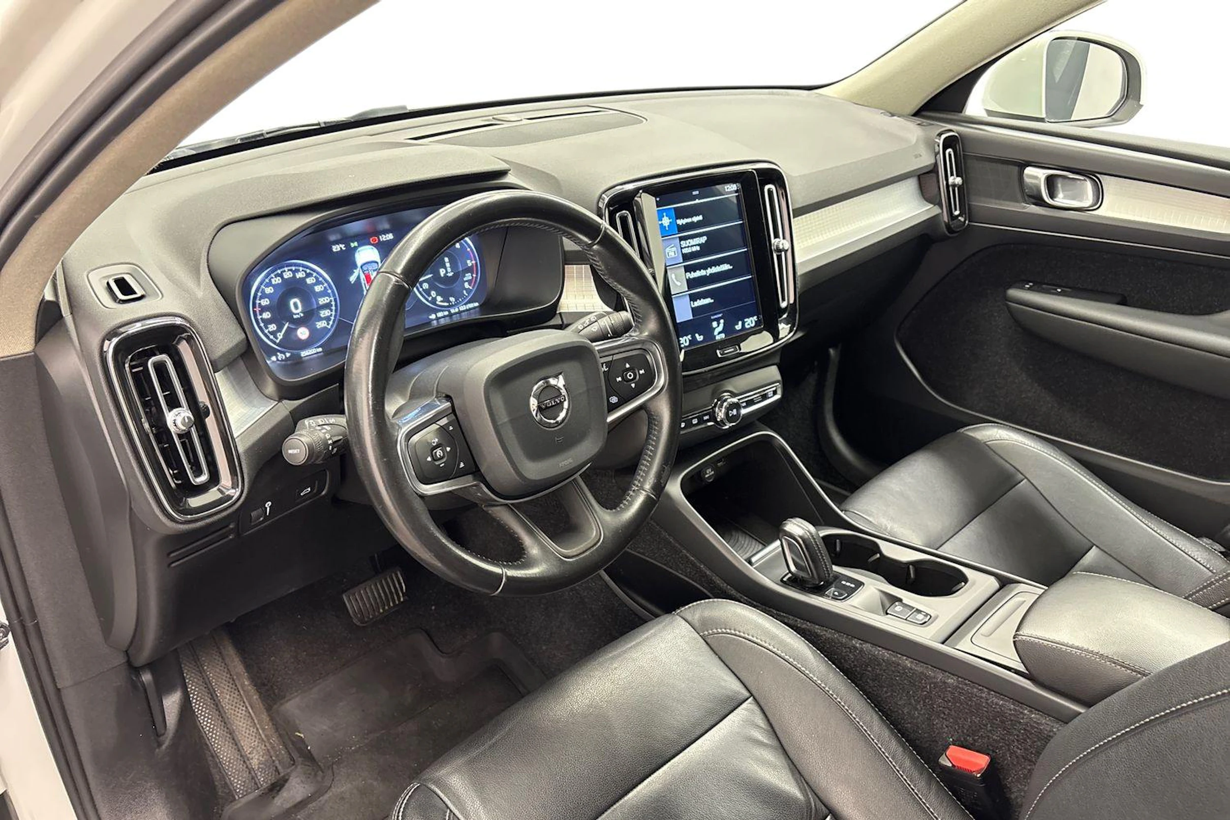 valkoinen Volvo XC40 2019 kuva 6.