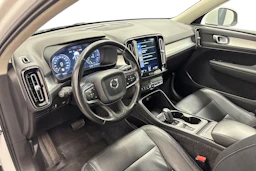 valkoinen Volvo XC40 2019 kuva 6.