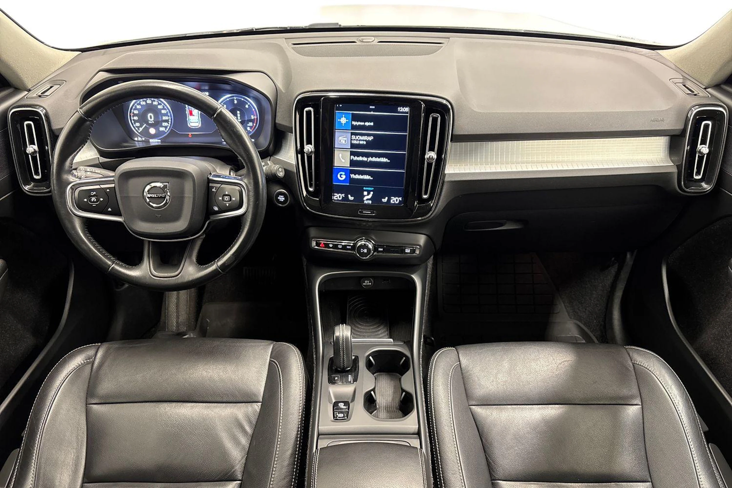 valkoinen Volvo XC40 2019 kuva 7.
