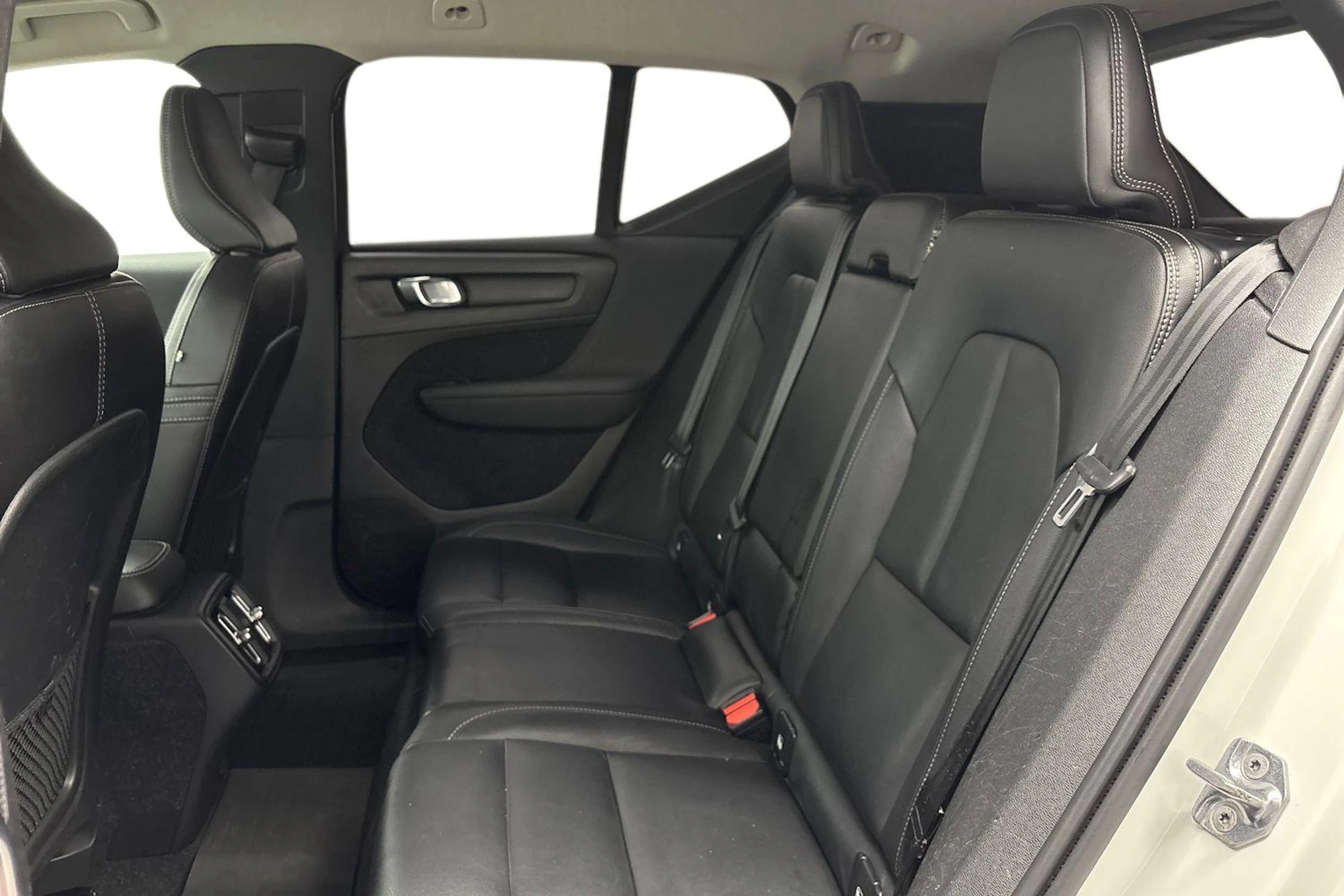 valkoinen Volvo XC40 2019 kuva 8.