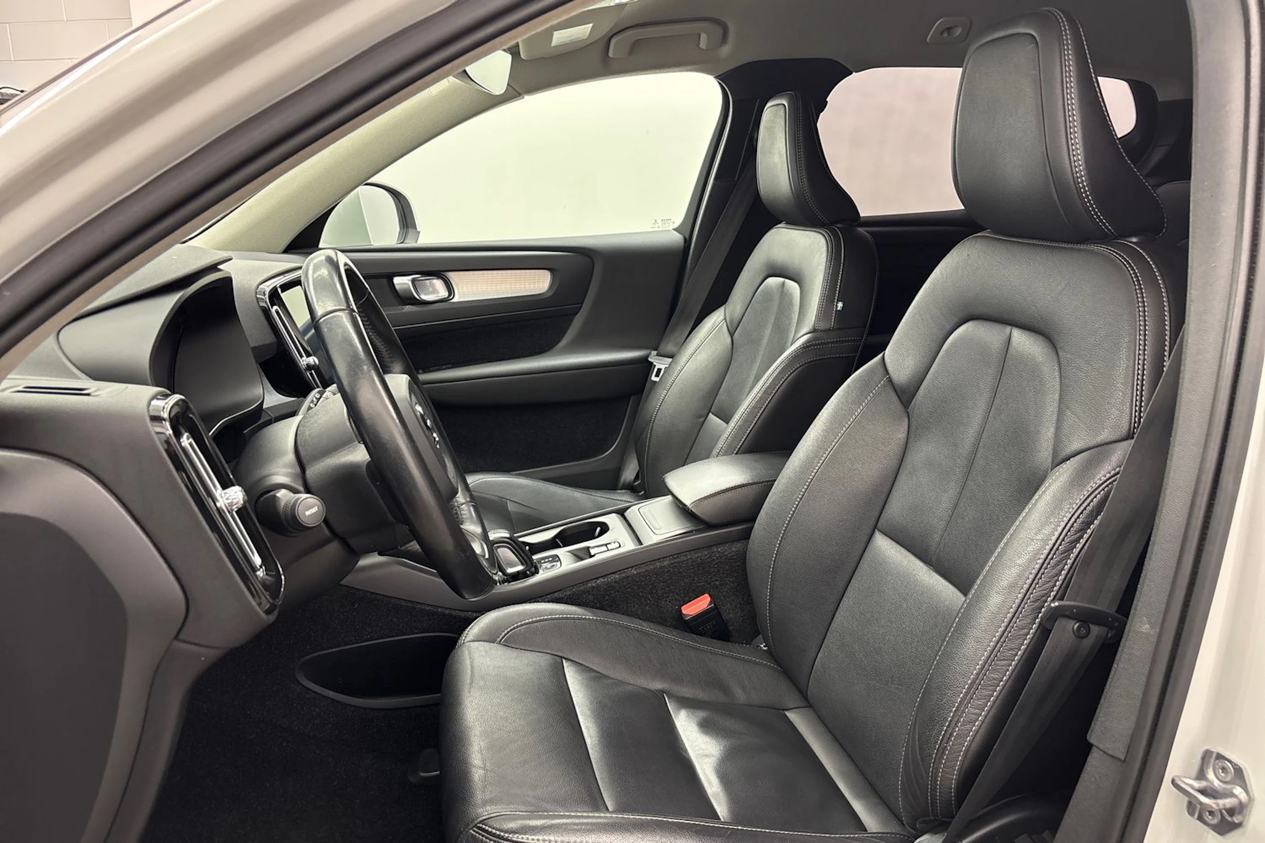 valkoinen Volvo XC40 2019 kuva 11.