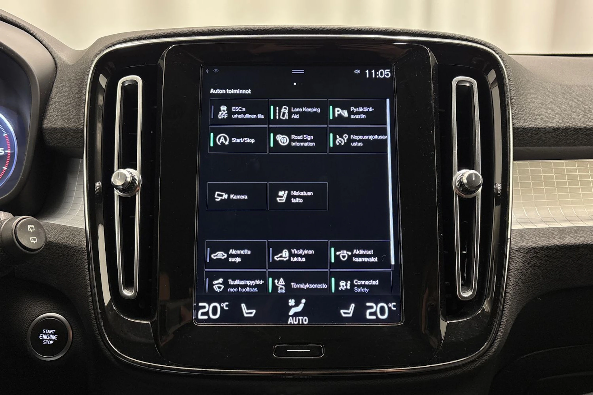 valkoinen Volvo XC40 2019 kuva 15.