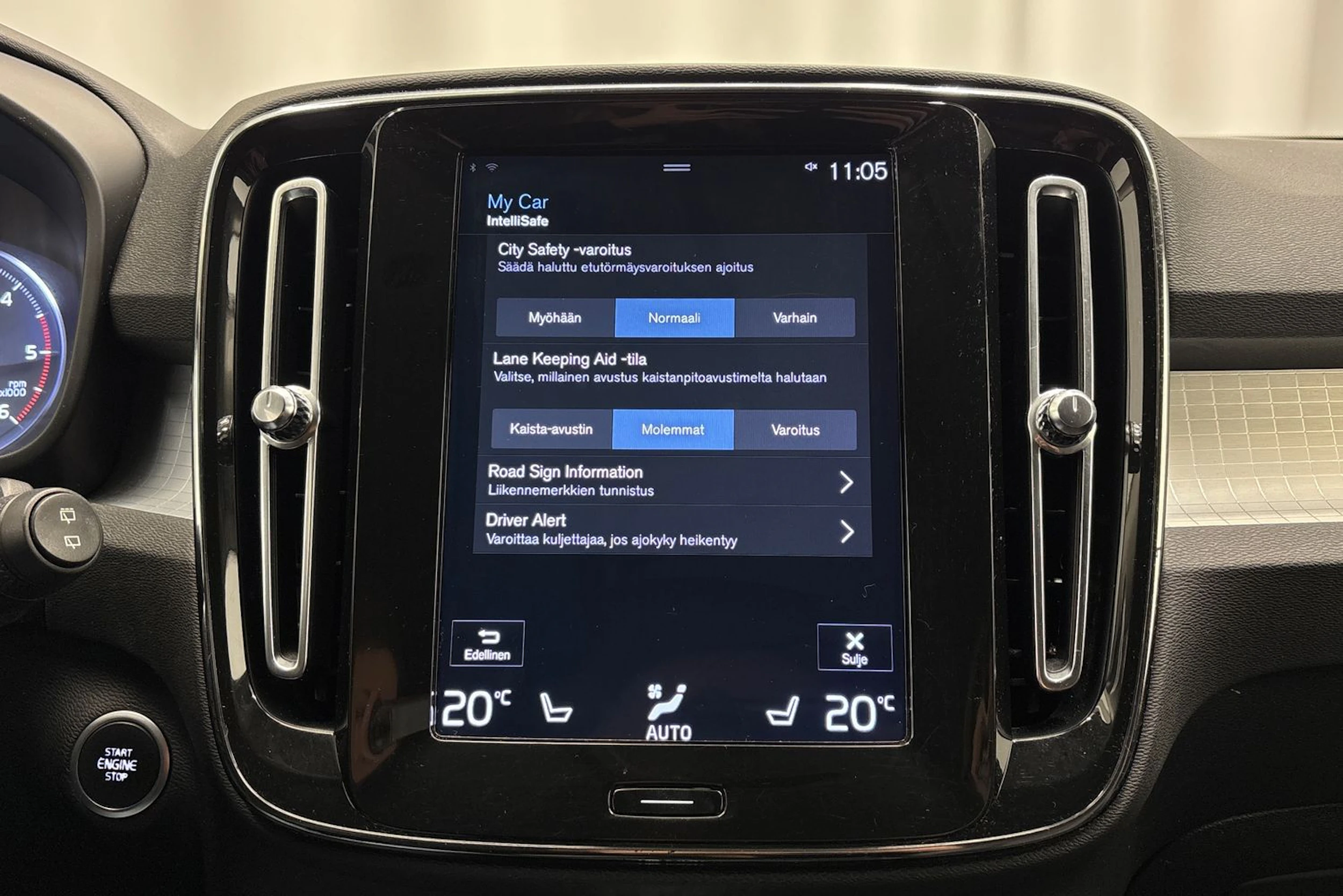 valkoinen Volvo XC40 2019 kuva 16.