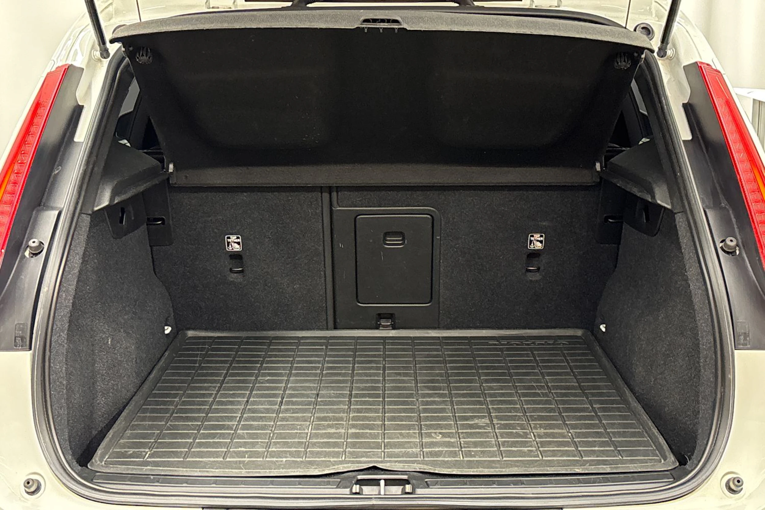 valkoinen Volvo XC40 2019 kuva 18.