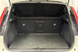 valkoinen Volvo XC40 2019 kuva 18.