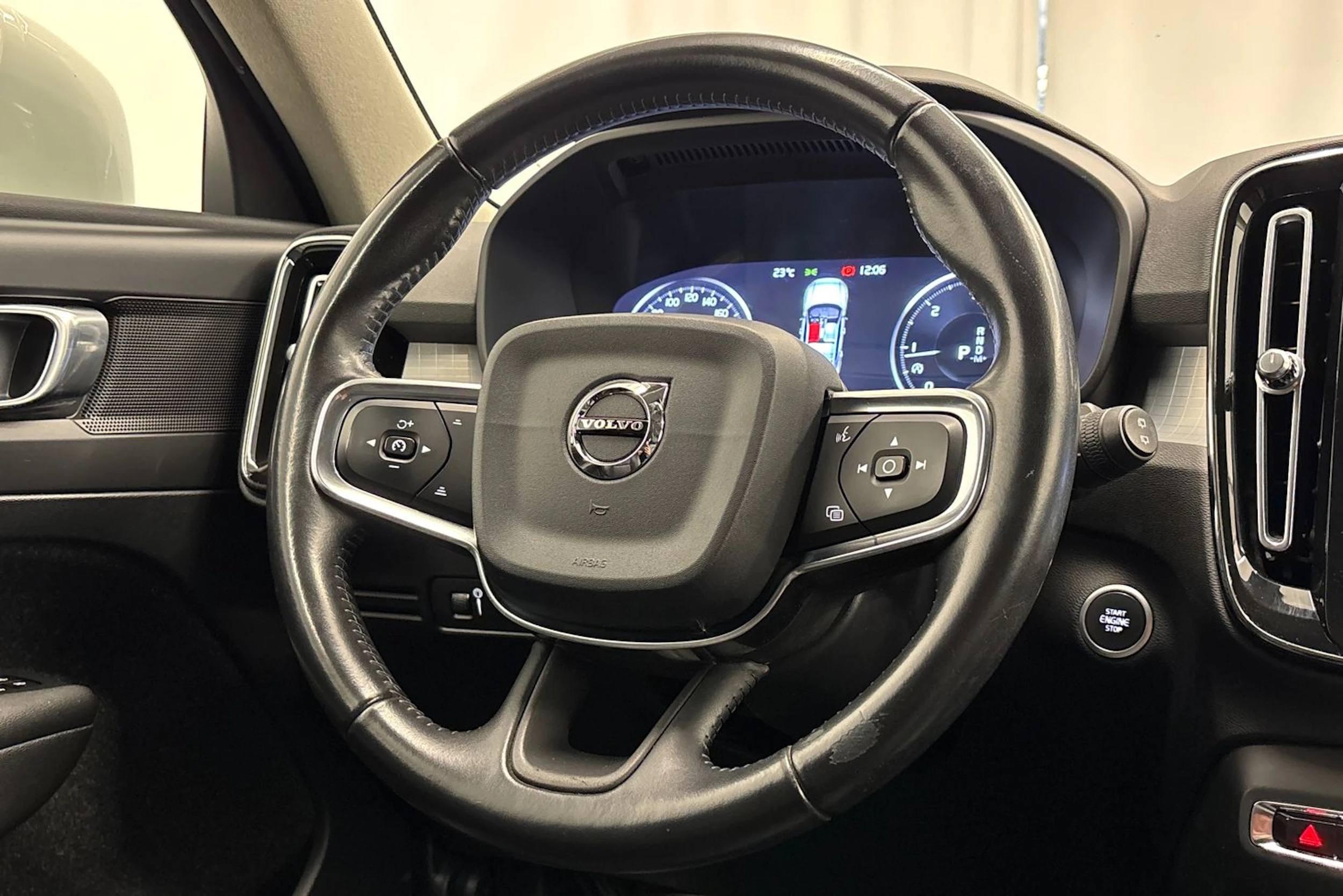 valkoinen Volvo XC40 2019 kuva 21.