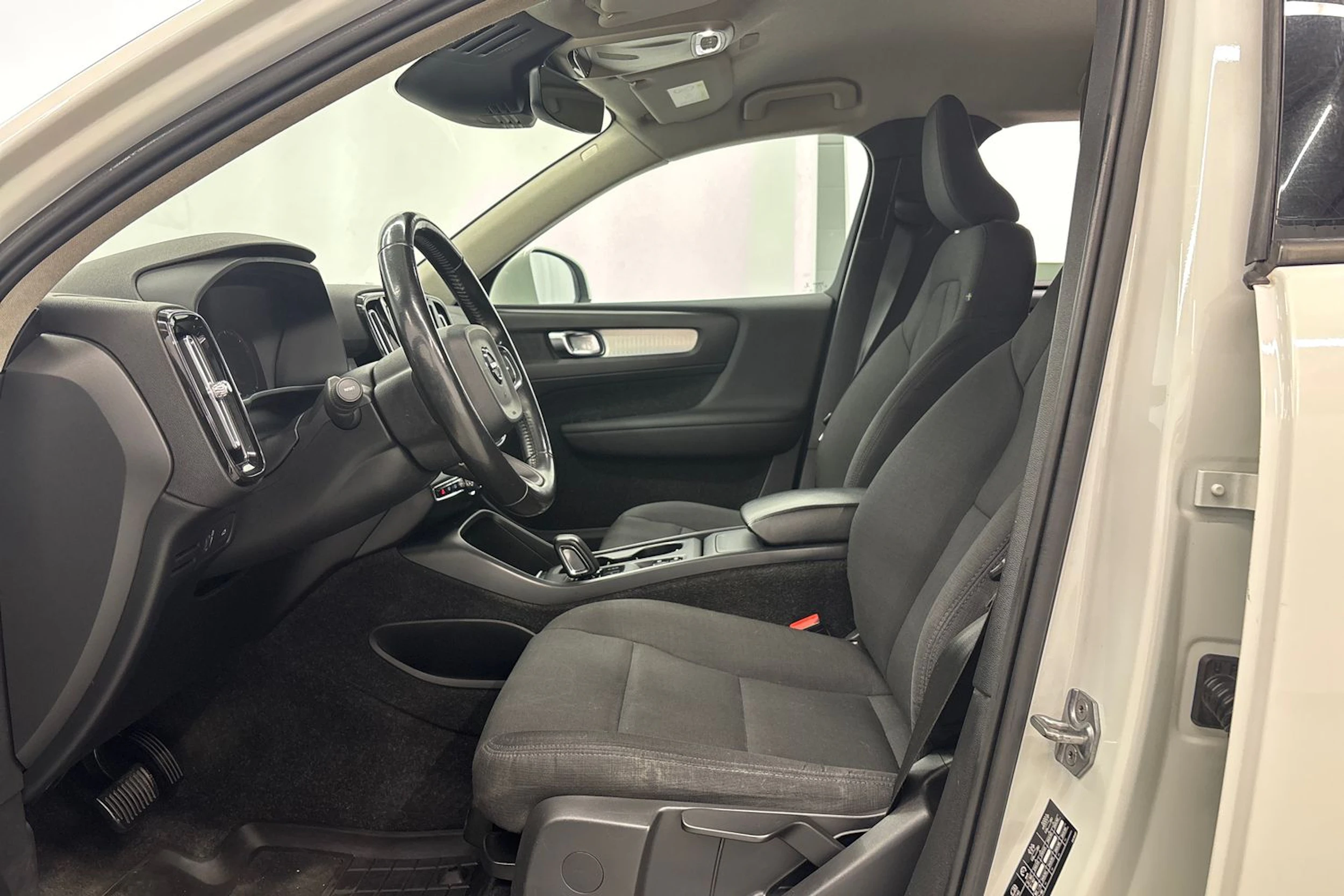 valkoinen Volvo XC40 2019 kuva 16.