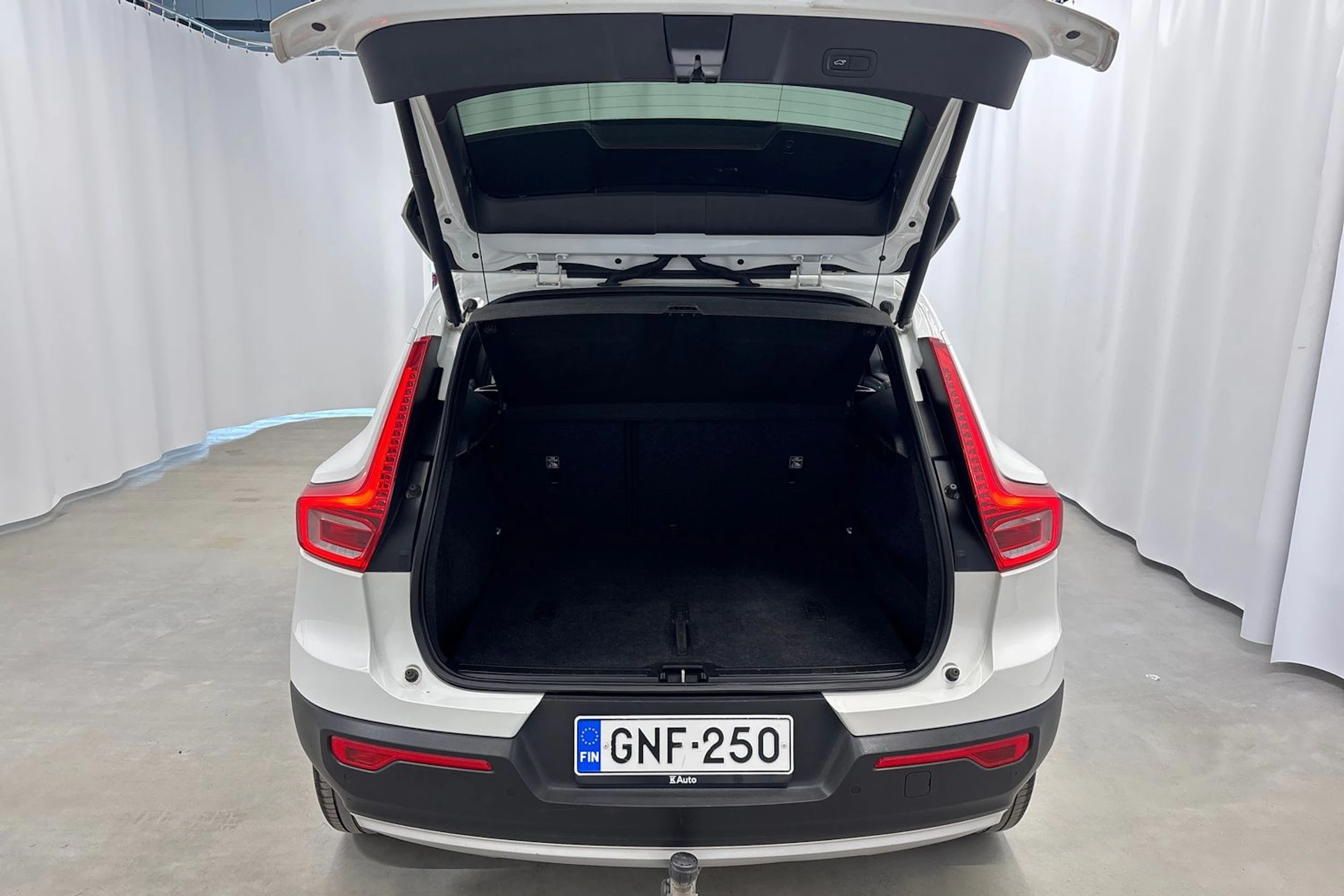 valkoinen Volvo XC40 2019 kuva 17.