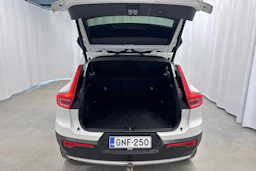 valkoinen Volvo XC40 2019 kuva 17.