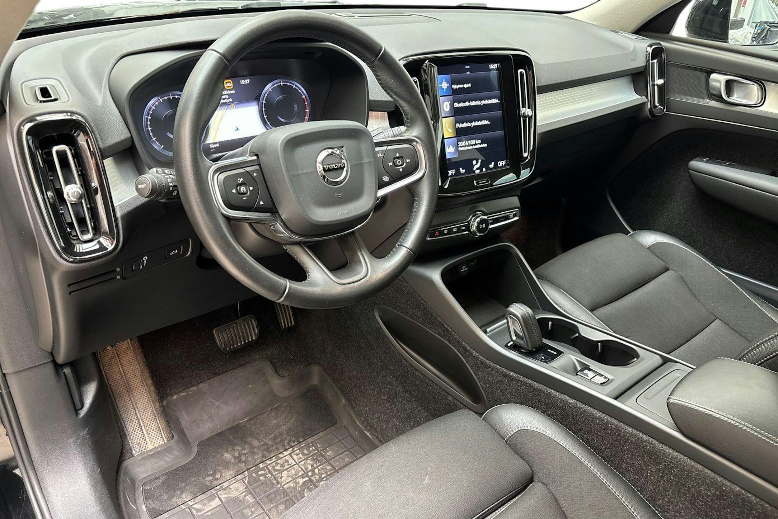 musta Volvo XC40 2020 kuva 7.