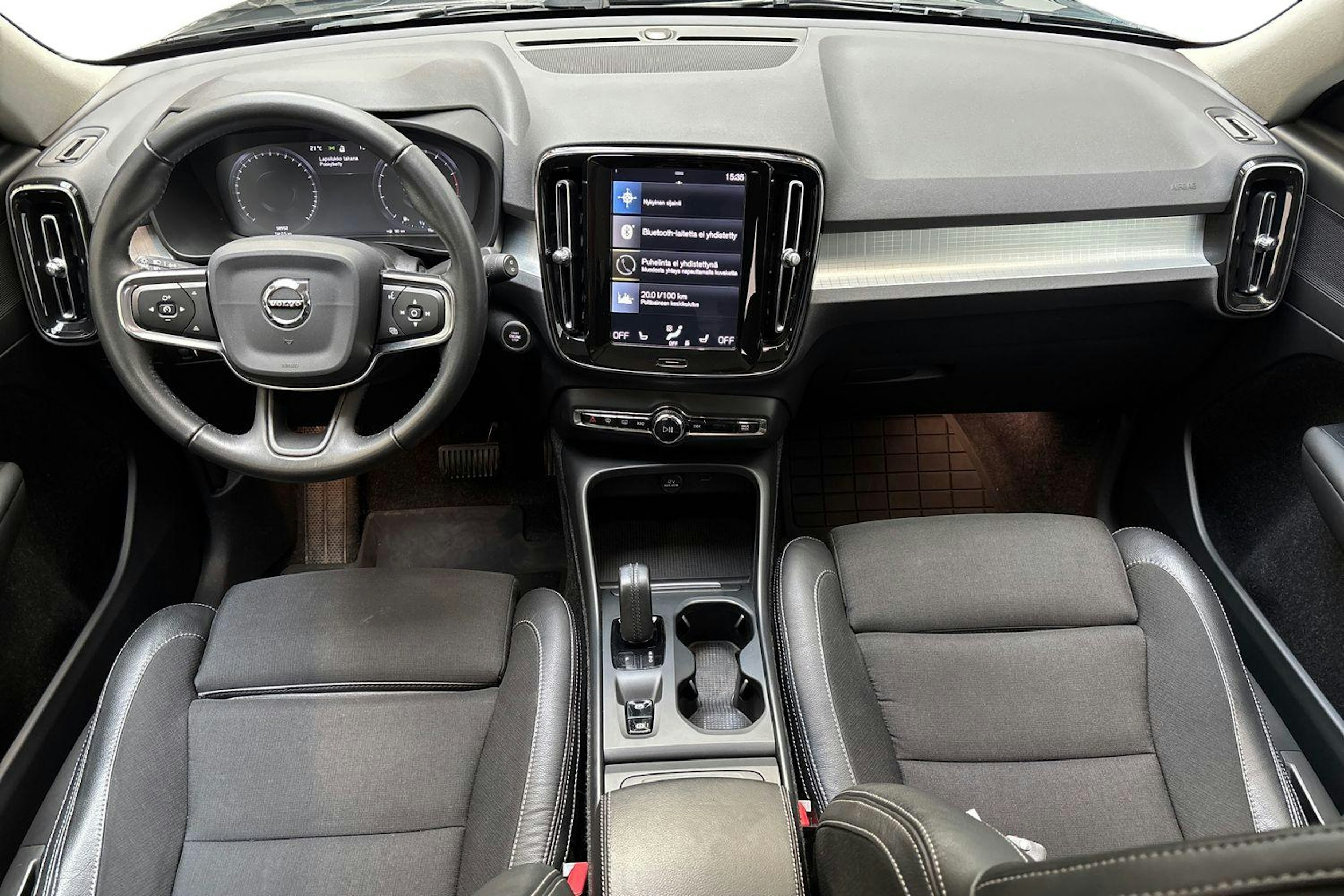 musta Volvo XC40 2020 kuva 9.