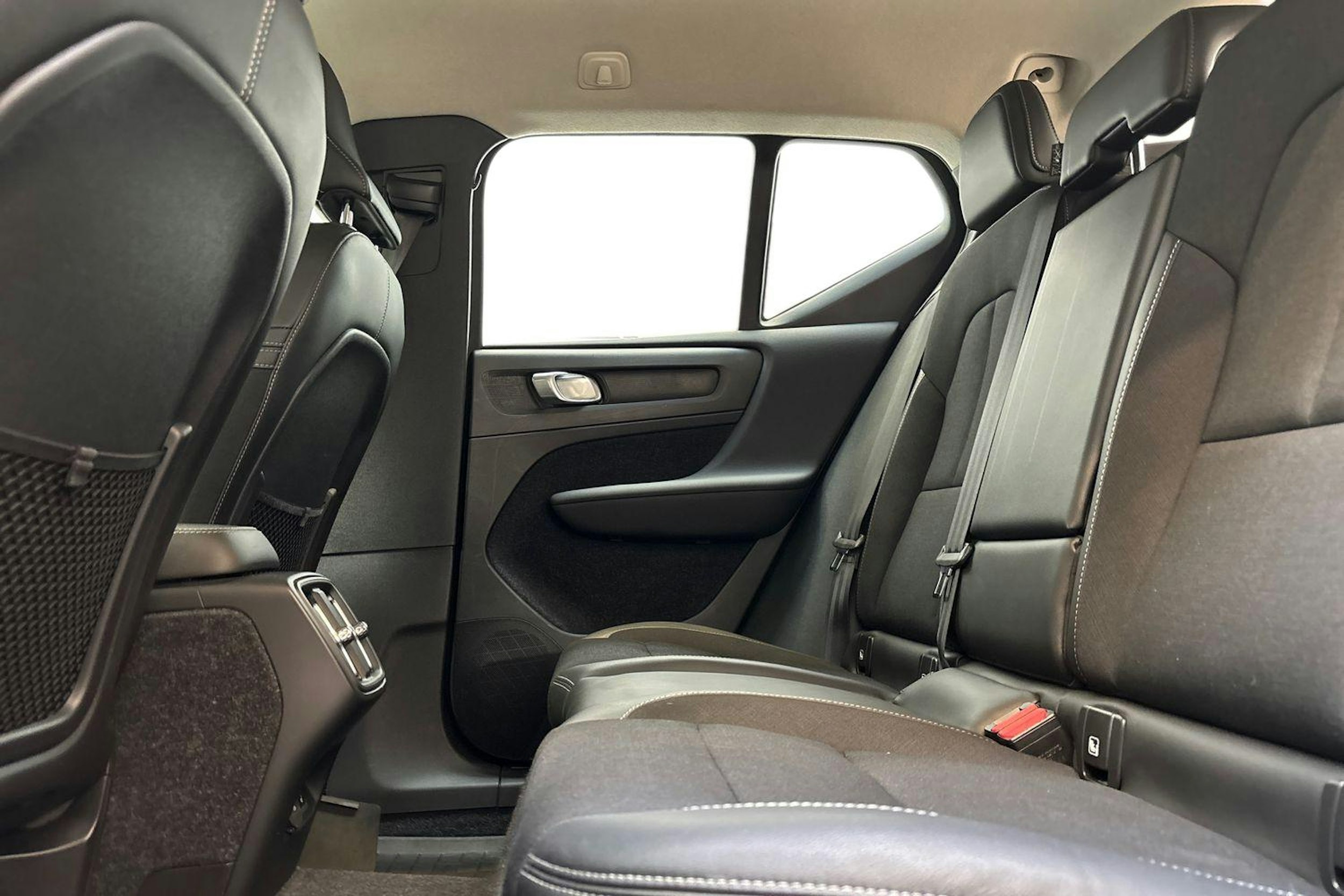 musta Volvo XC40 2020 kuva 10.