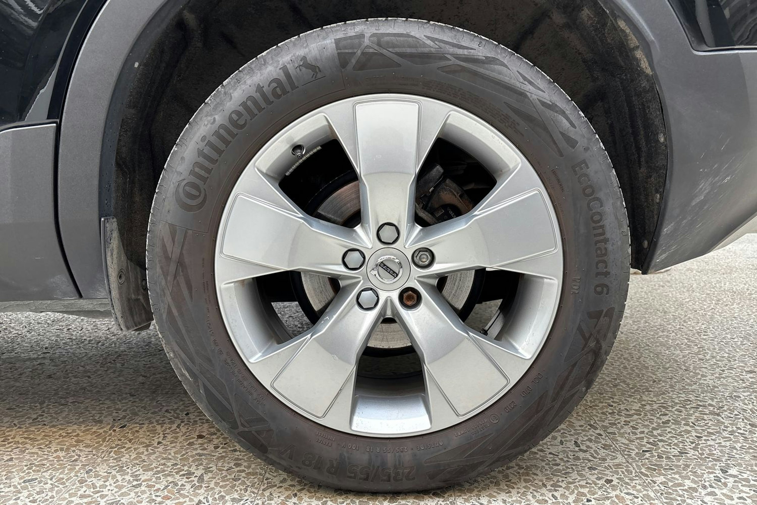 musta Volvo XC40 2020 kuva 11.