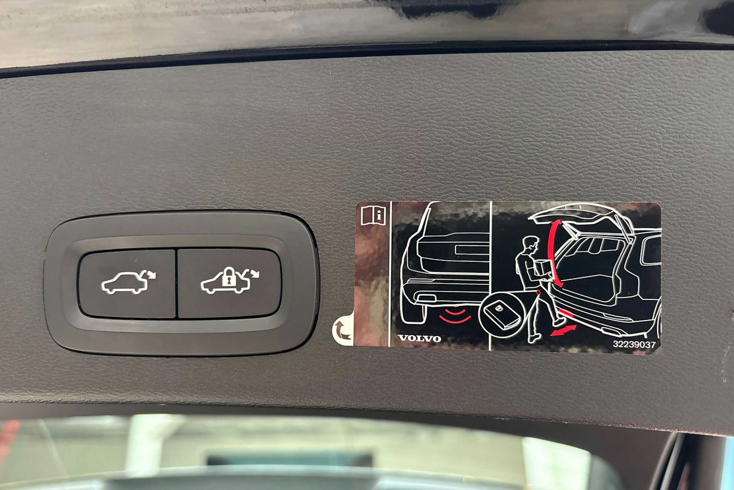 musta Volvo XC40 2020 kuva 14.