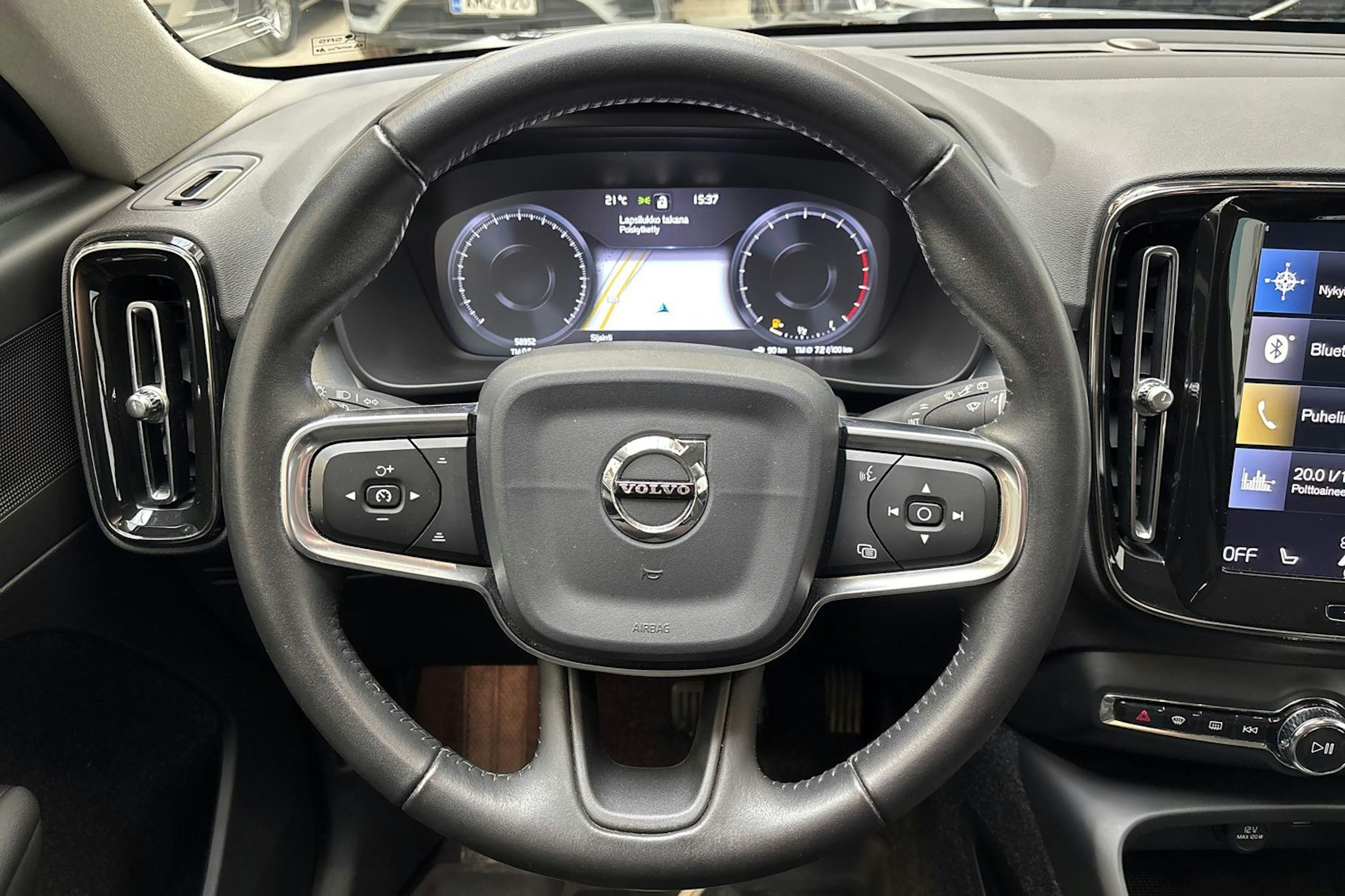 musta Volvo XC40 2020 kuva 18.