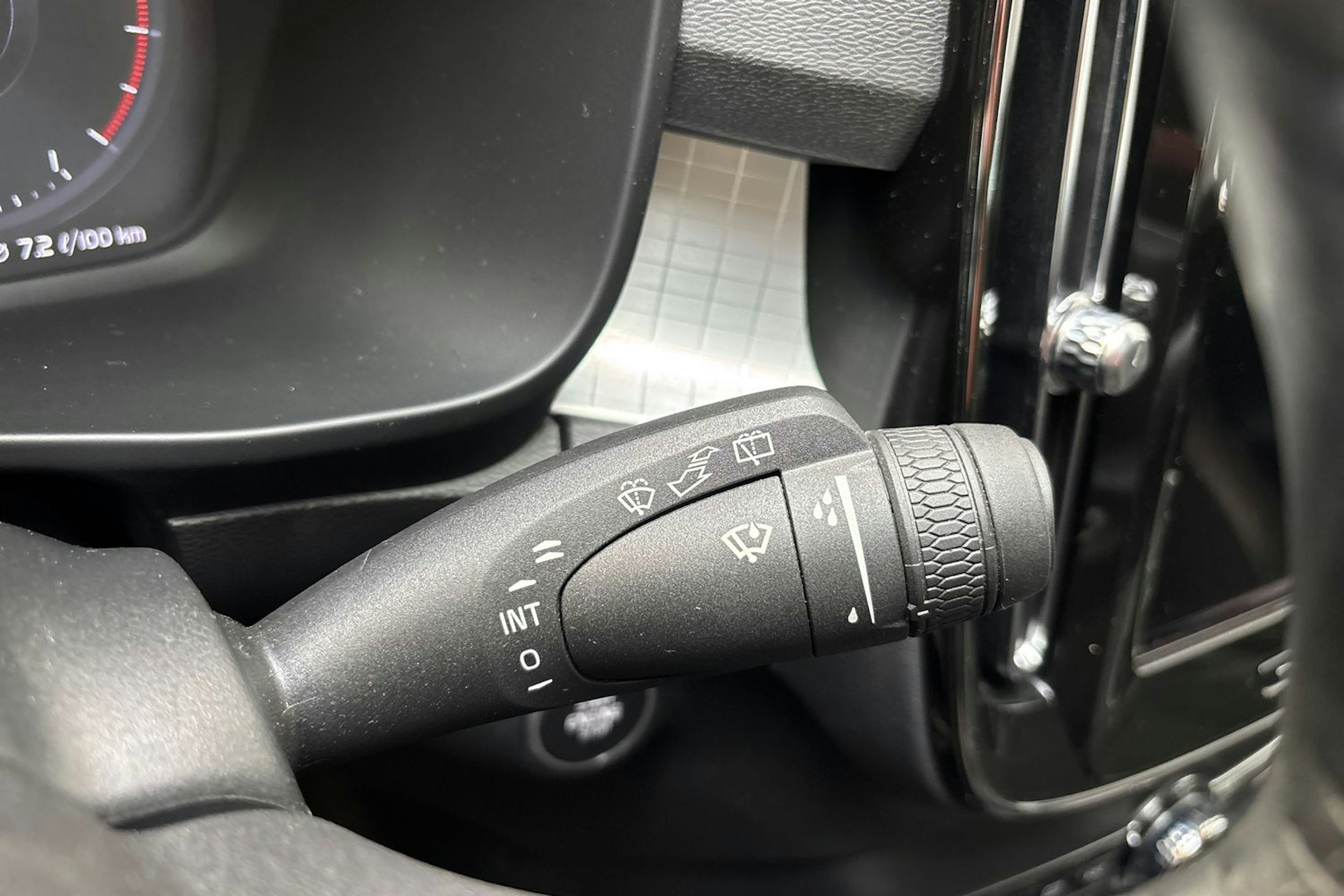 musta Volvo XC40 2020 kuva 20.