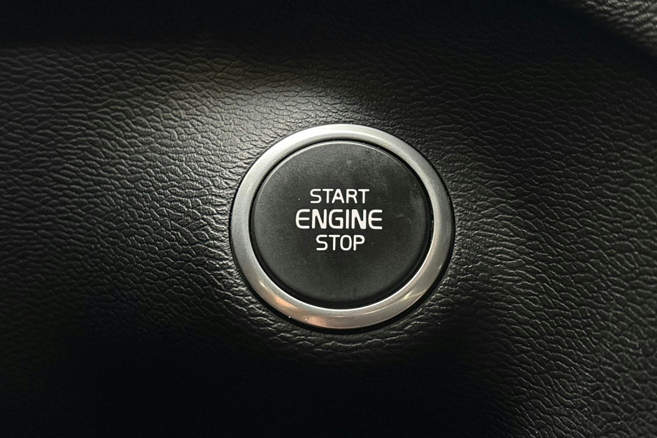 musta Volvo XC40 2020 kuva 22.