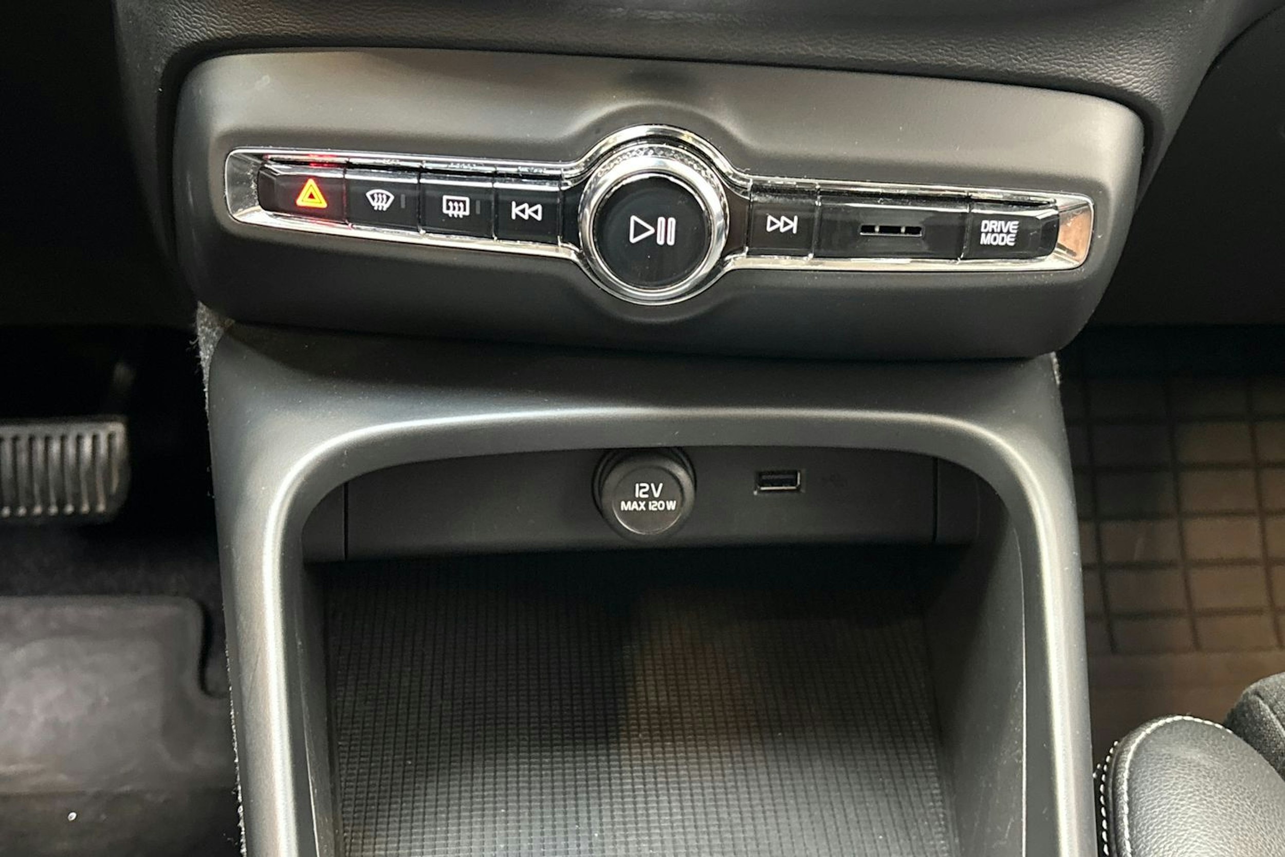 musta Volvo XC40 2020 kuva 27.