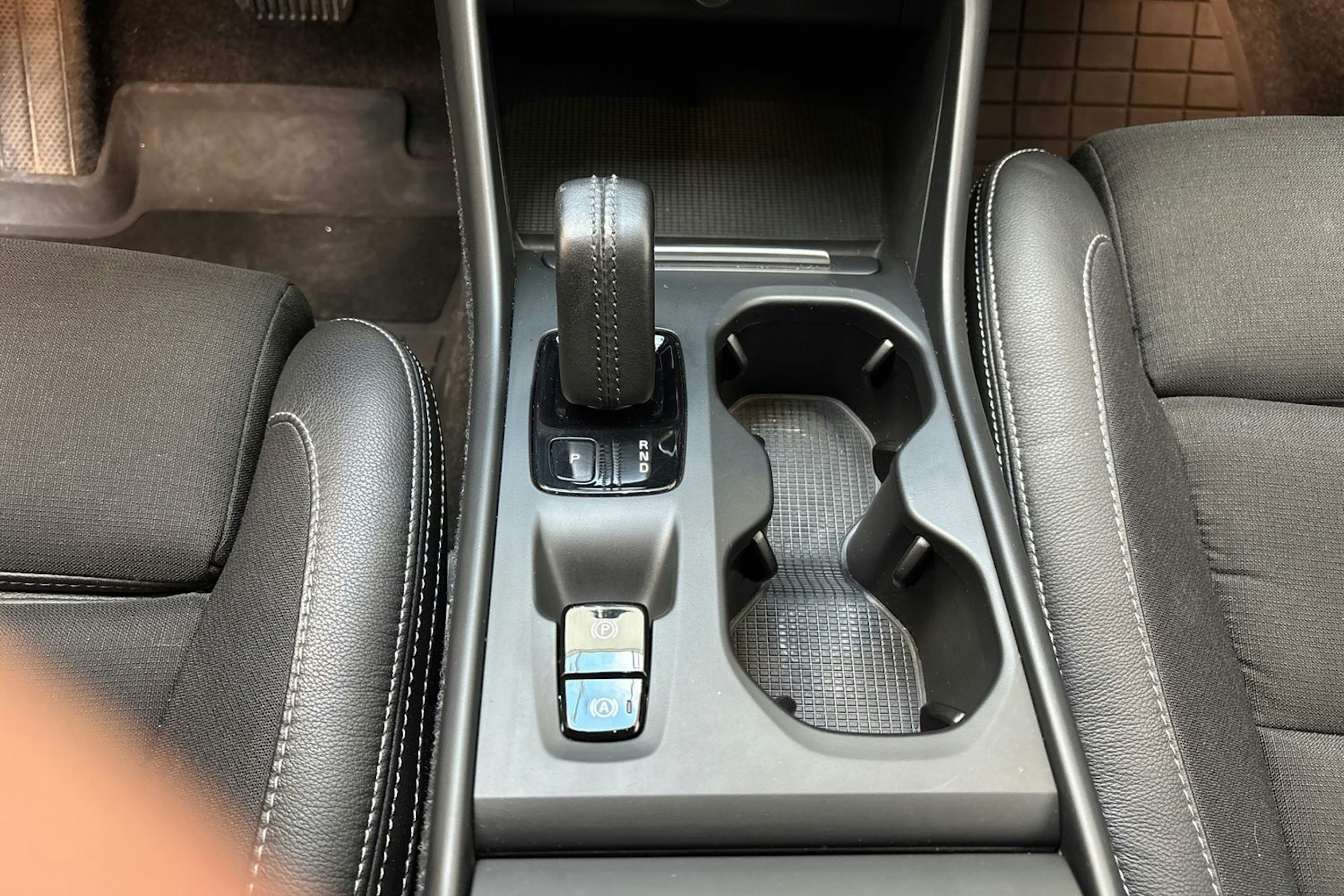 musta Volvo XC40 2020 kuva 28.