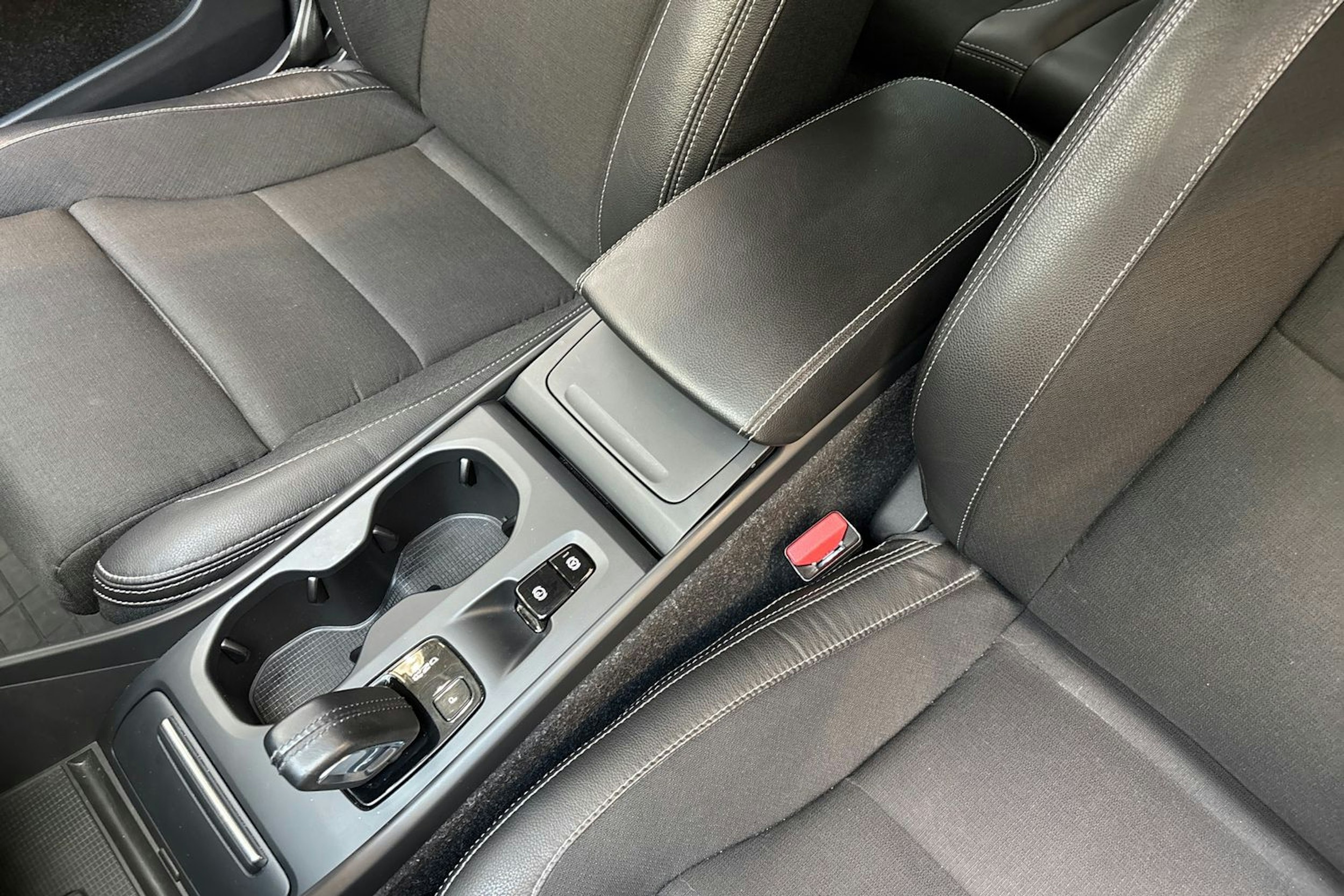 musta Volvo XC40 2020 kuva 29.