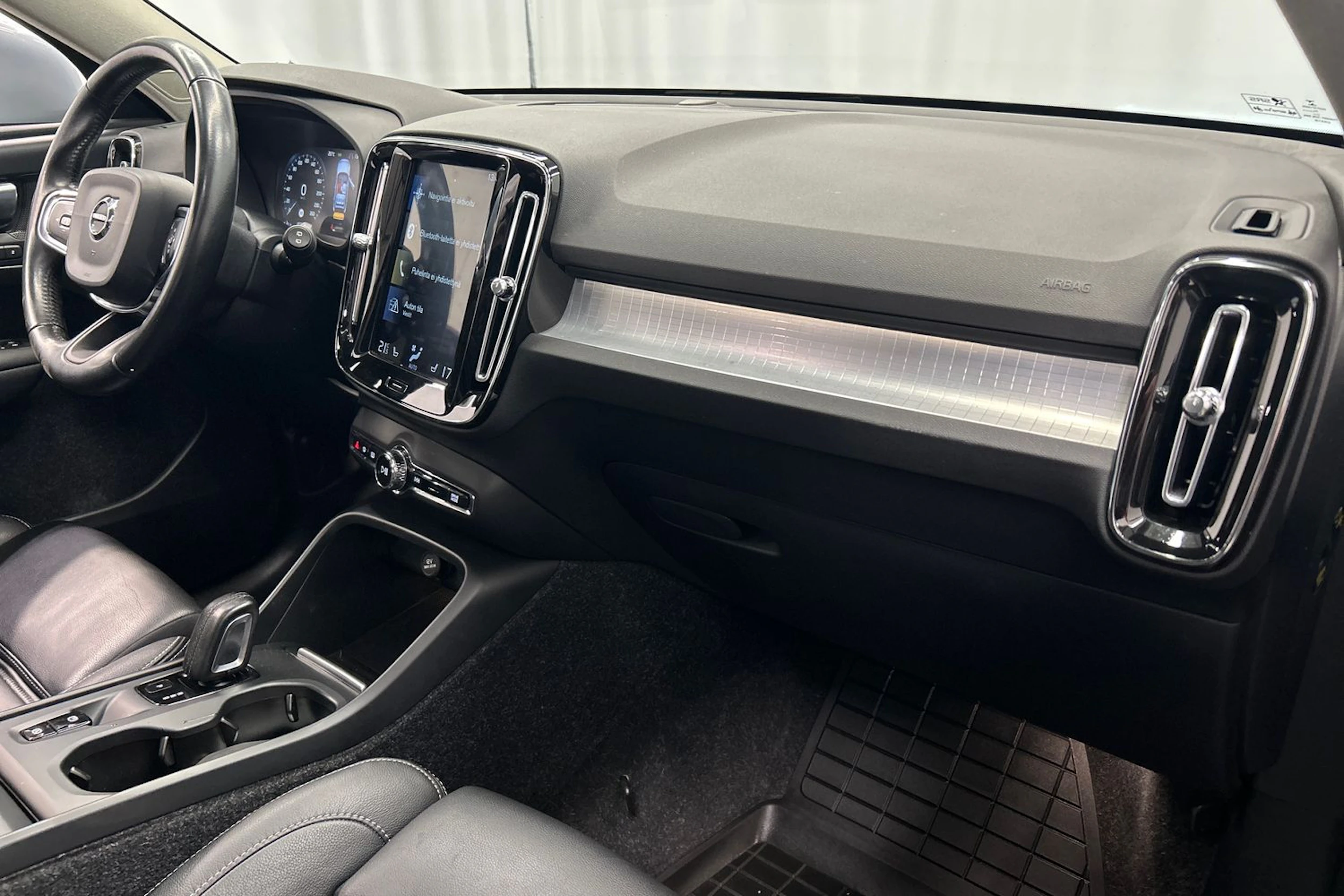 sininen Volvo XC40 2019 kuva 16.