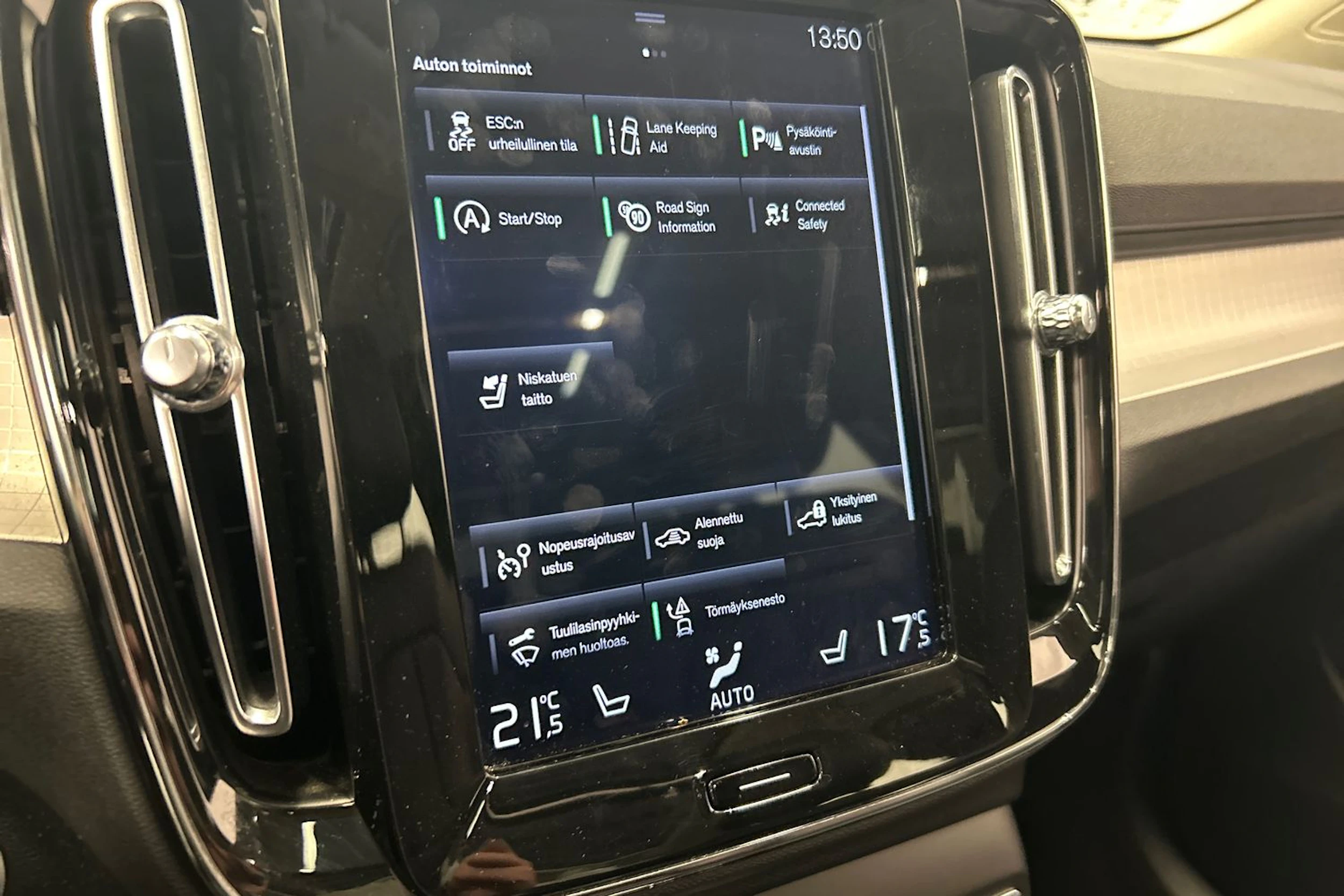 sininen Volvo XC40 2019 kuva 28.