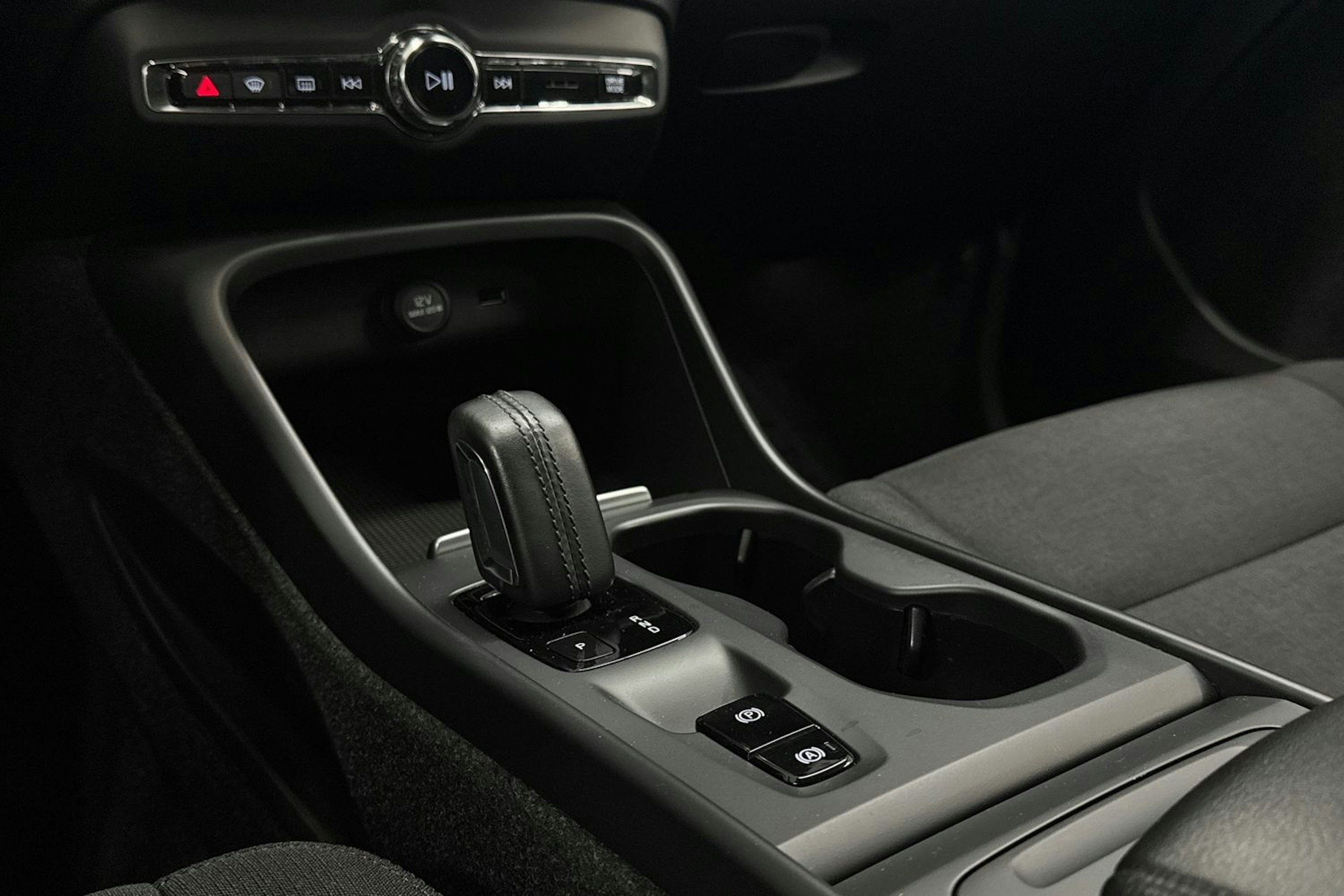 Harmaa Volvo XC40 2019 kuva 19.