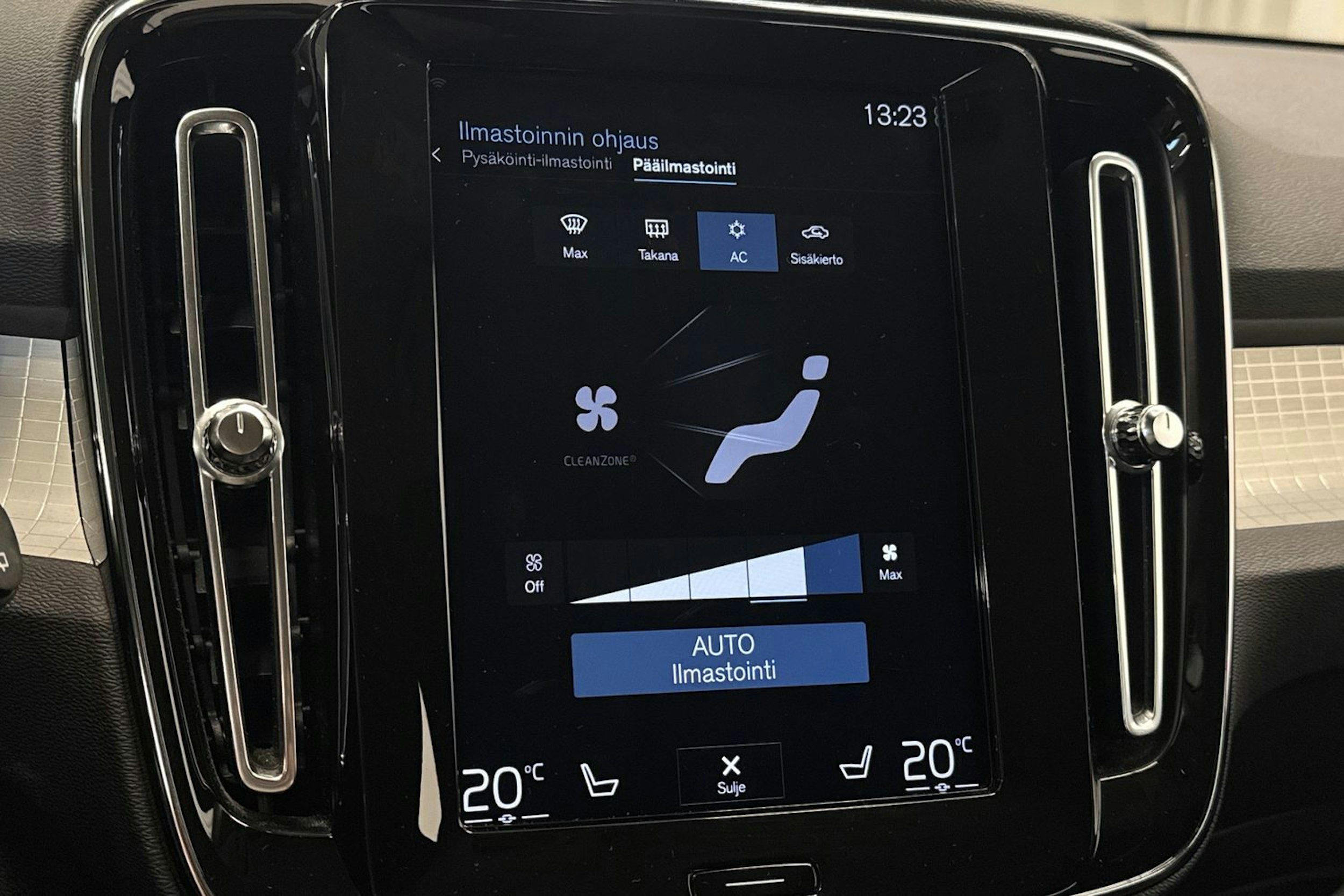 Harmaa Volvo XC40 2019 kuva 27.