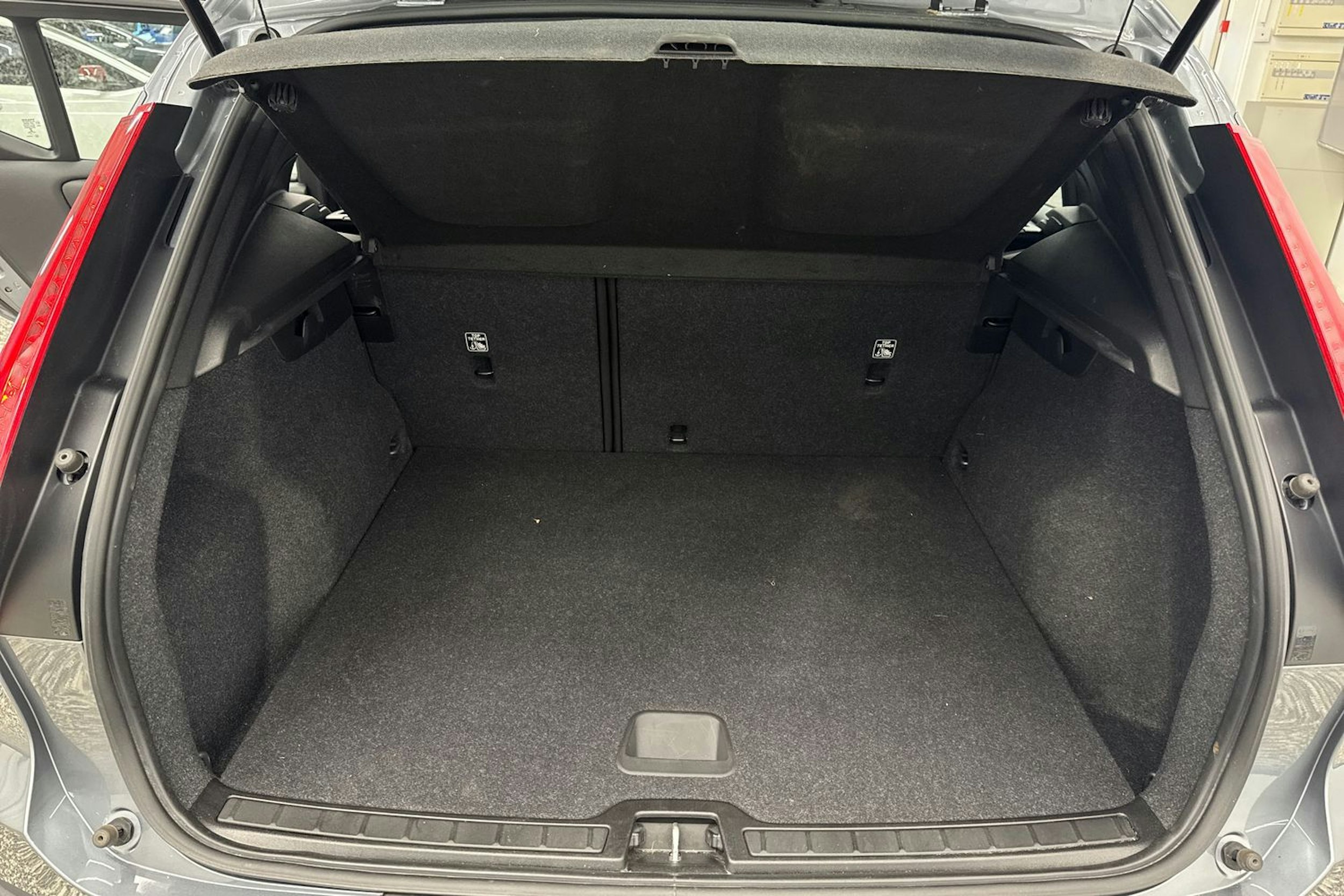 Harmaa Volvo XC40 2019 kuva 32.