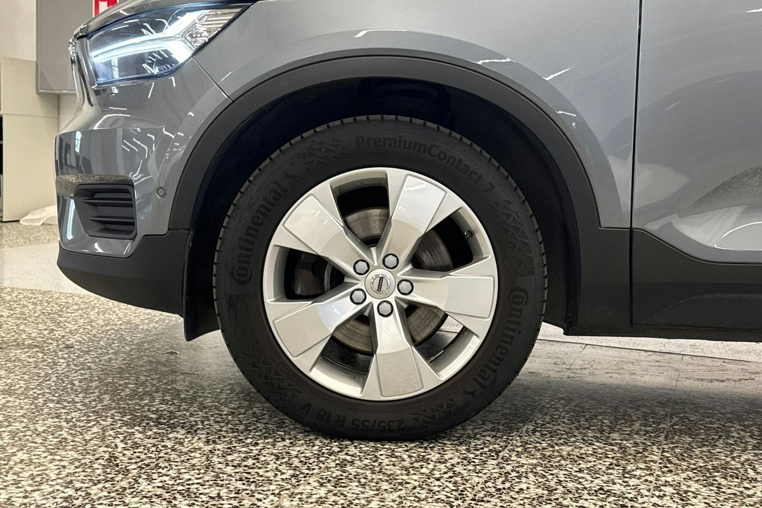 Harmaa Volvo XC40 2019 kuva 35.