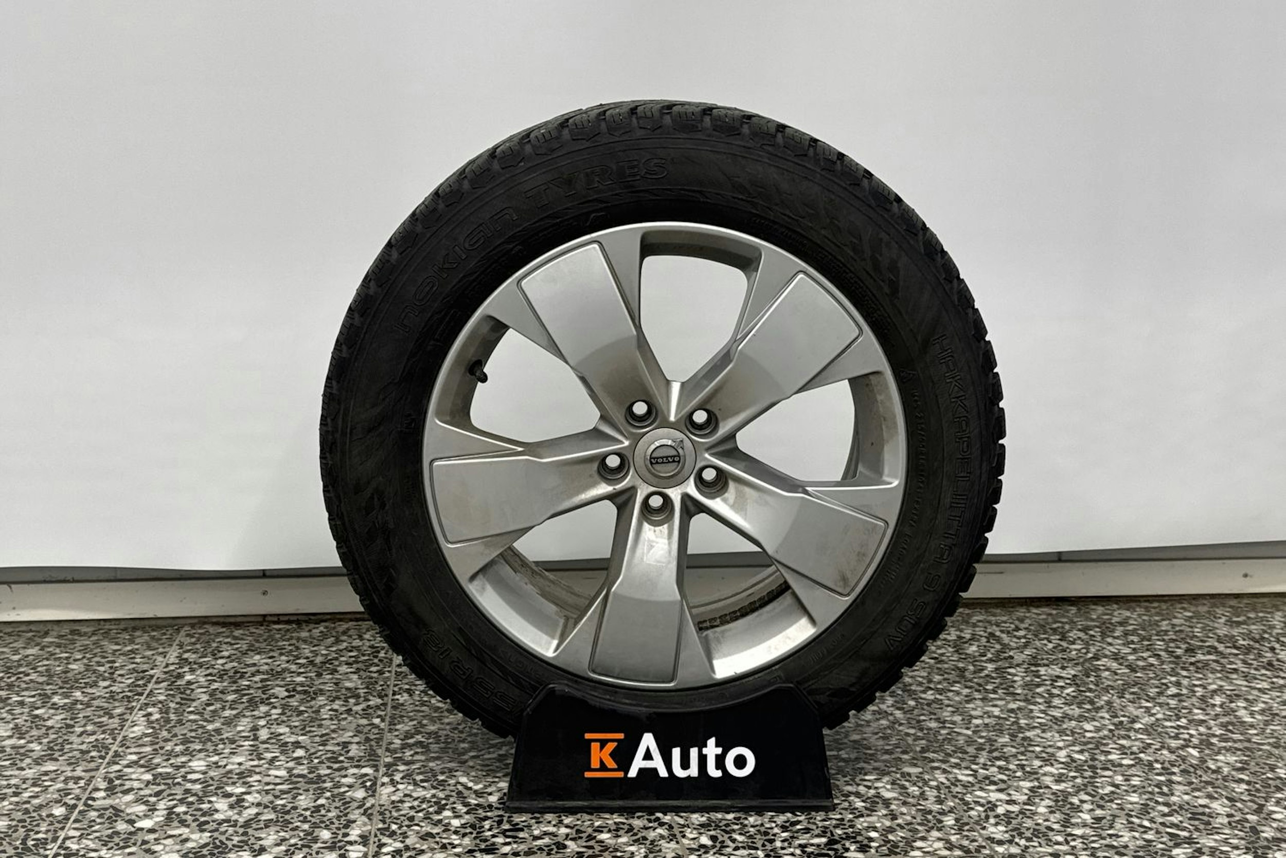 Harmaa Volvo XC40 2019 kuva 37.