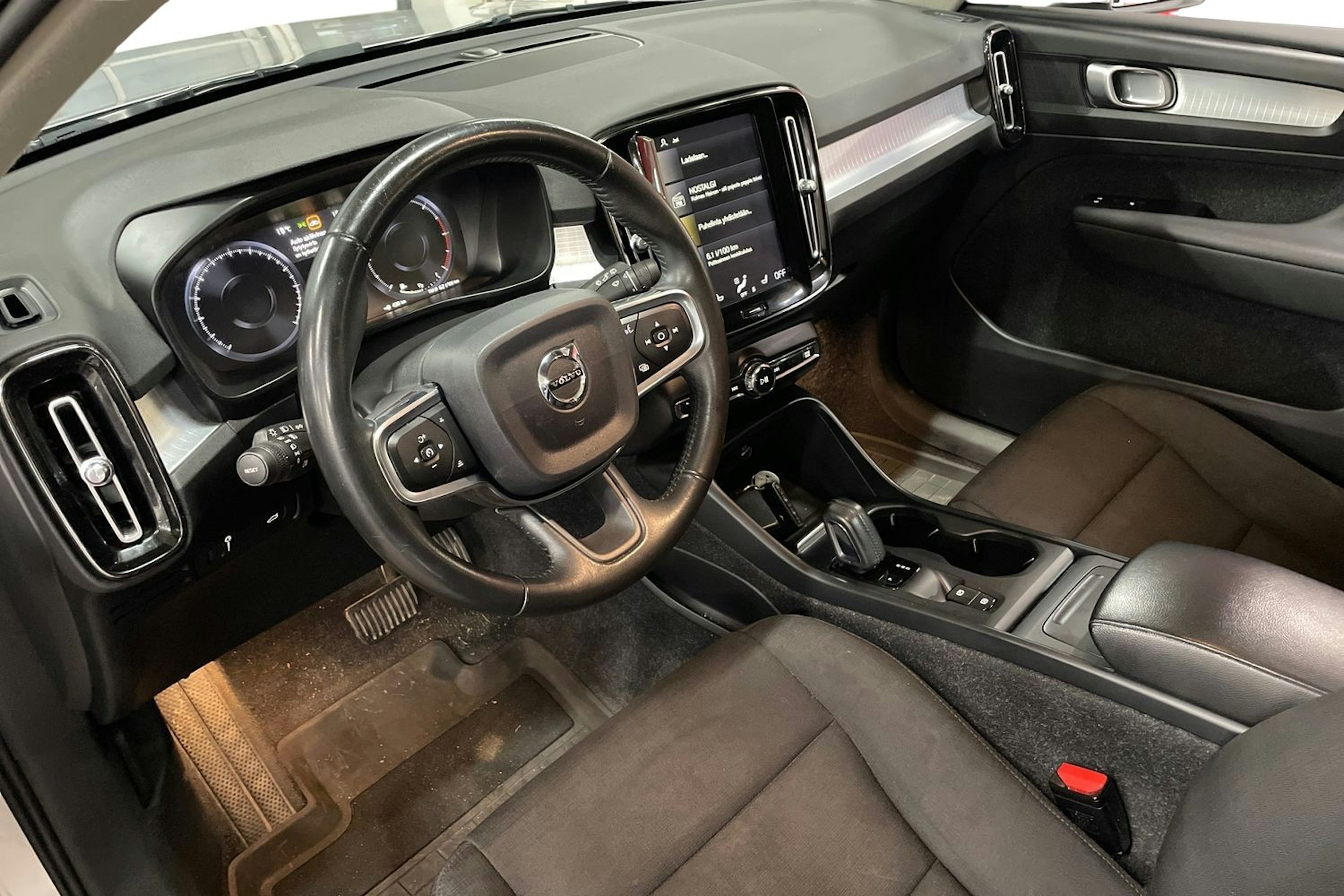 Harmaa Volvo XC40 2019 kuva 3.