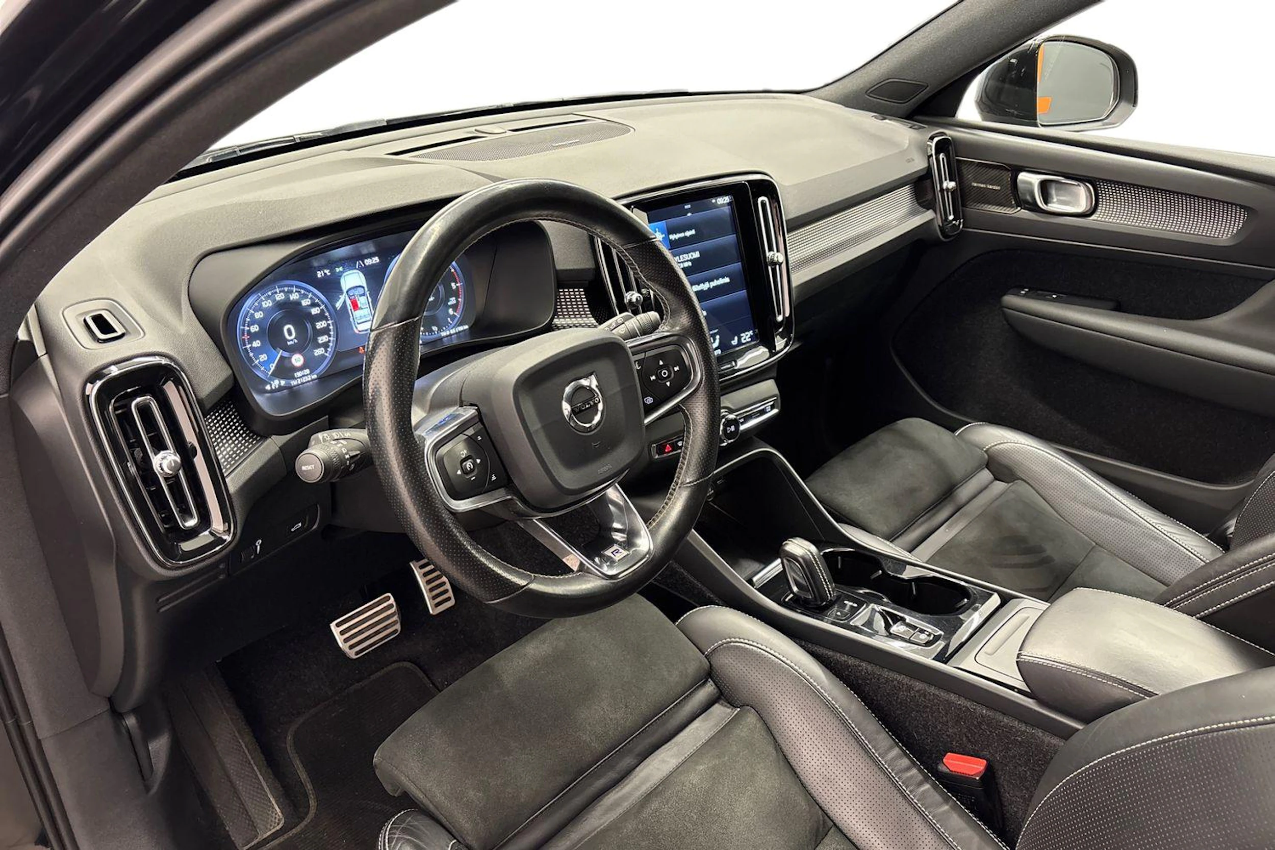 musta Volvo XC40 2019 kuva 6.